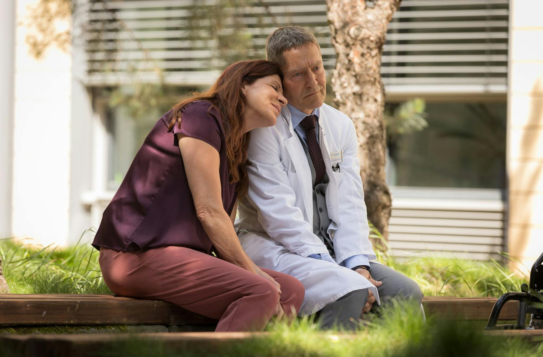 ARD/MDR IN ALLER FREUNDSCHAFT (1000), "Ringtausch", am Dienstag (31.01.23) um 21:00 Uhr im ERSTEN.
Die demente Vera Bader (Claudia Wenzel) hält sie und Dr. Rolf Kaminski (Udo Schenk) immer noch für ein Liebespaar. Doch das liegt 25 Jahre zurück.
© , honorarfrei - Verwendung gemäß der AGB im engen inhaltlichen, redaktionellen Zusammenhang mit genannter MDR-Sendung bei Nennung "Bild: MDR/Rudolf Wernicke" (S2+). MDR/HA Kommunikation, 04360 Leipzig, Tel: (0341) 300 6477 oder - 6463