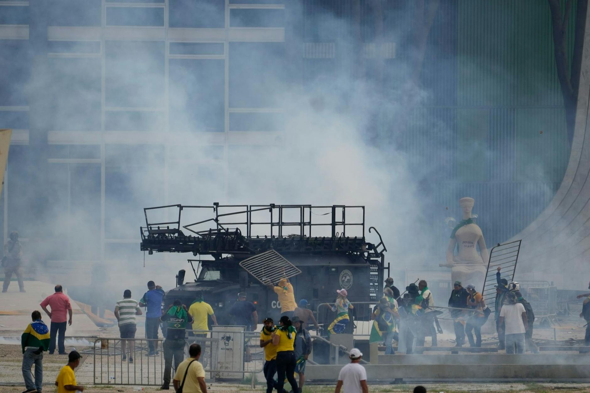 Bolsonaro-Anhänger greifen ein gepanzertes Polizeifahrzeug an.