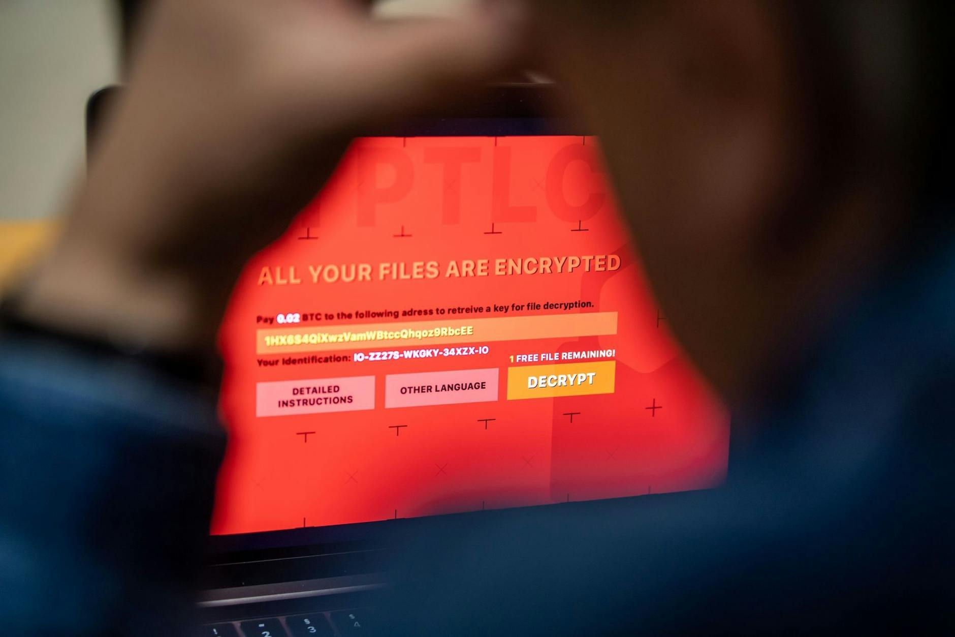 ARCHIV - Ein Mann sitzt vor einem Laptop, der mit einem fiktiven Verschlüsselungstrojaner (Ransomware) befallen ist.