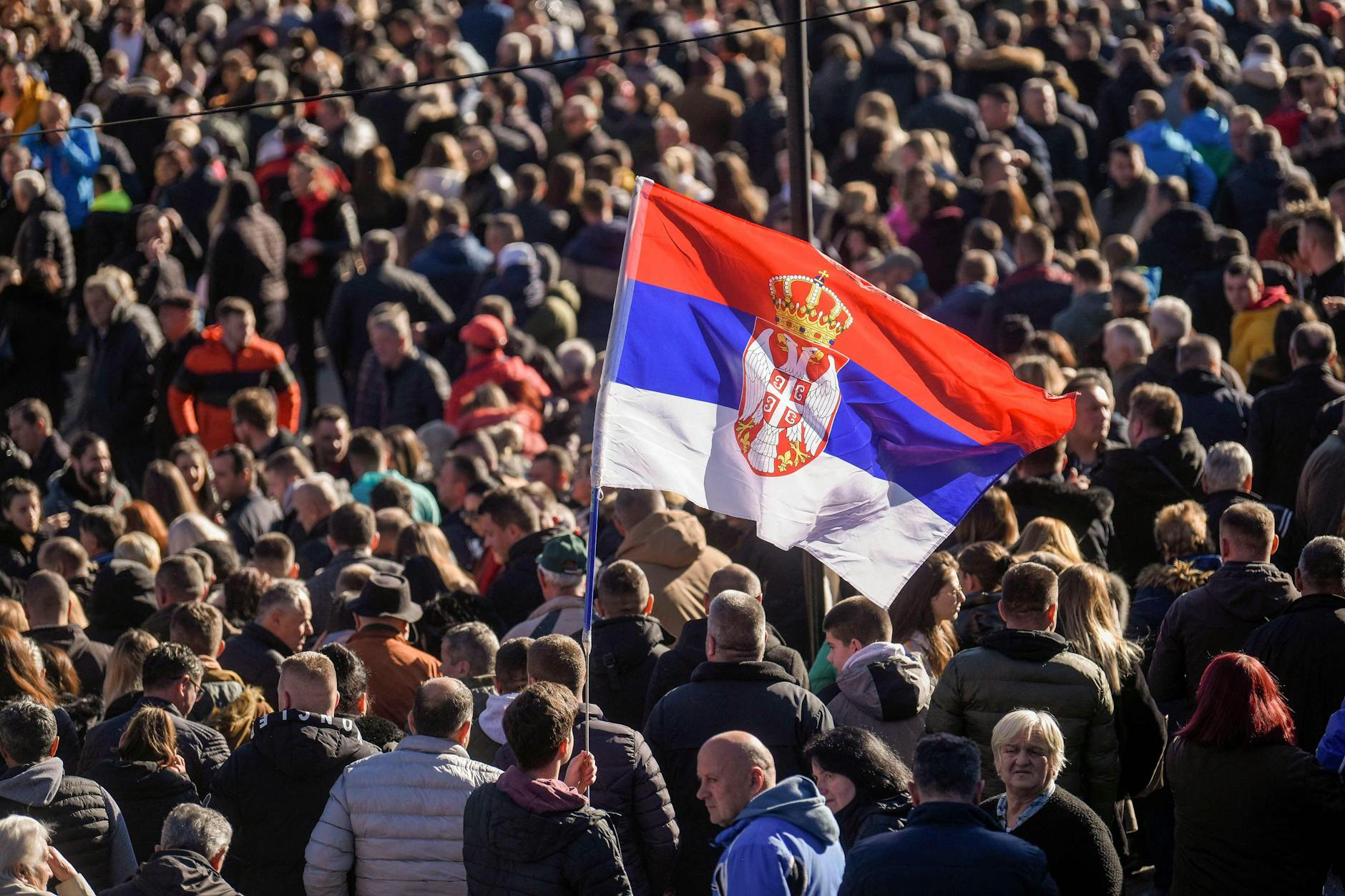 Kosovo-Serben demonstrierten am 8. Januar 2022 in Strpce nachdem ein Bewaffneter am 6. Januar 2022, dem orthodoxen Heiligabend, im Kosovo zwei Serben, darunter ein 11-jähriges Kind, erschossen hatte, wie die Polizei dort mitteilte.
