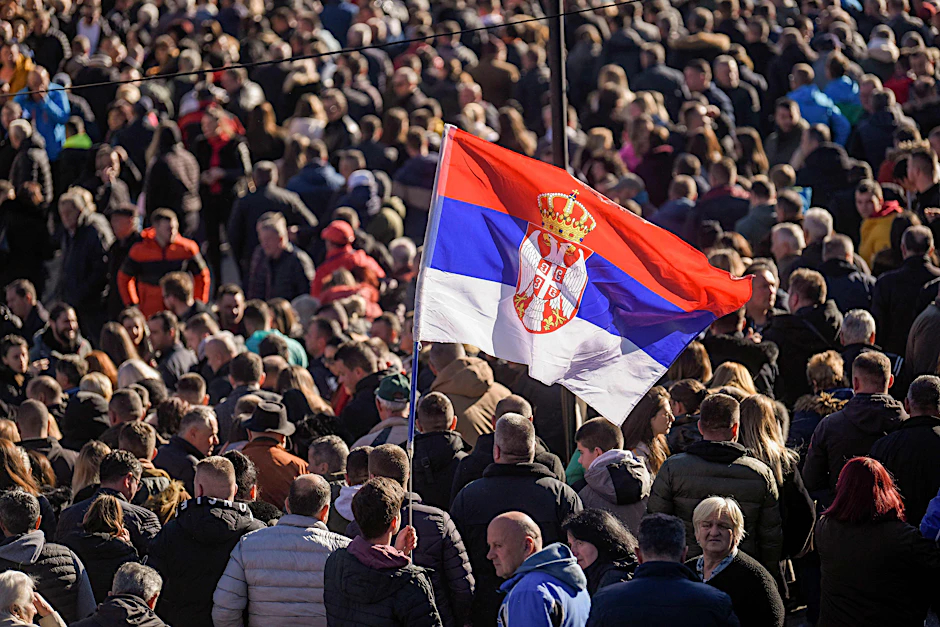 Kosovo-Serben demonstrierten am 8. Januar 2022 in Strpce nachdem ein Bewaffneter am 6. Januar 2022, dem orthodoxen Heiligabend, im Kosovo zwei Serben, darunter ein 11-jähriges Kind, erschossen hatte, wie die Polizei dort mitteilte.
