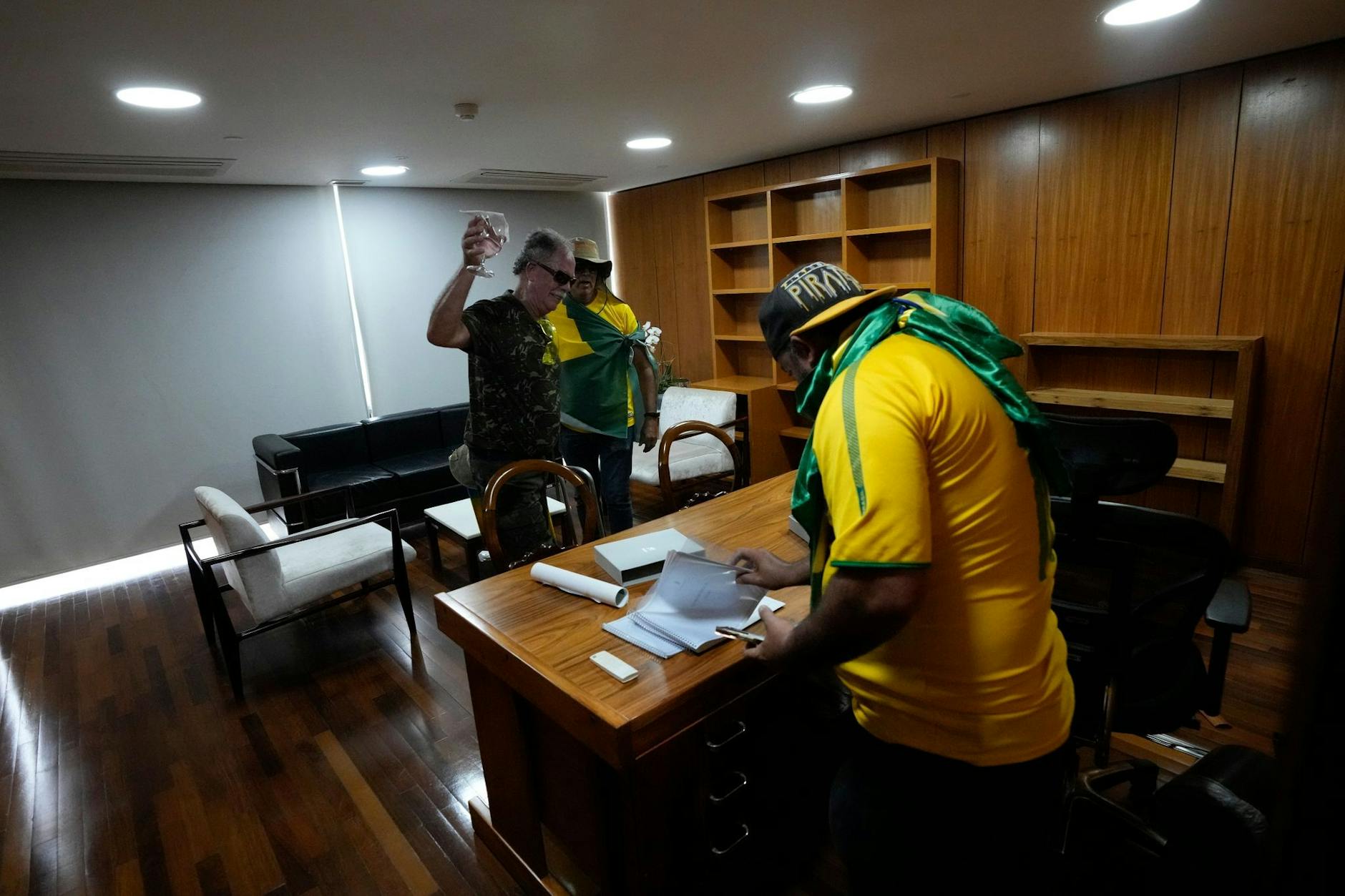 dpatopbilder - Bolsonaro-Anhänger wühlen sich in einem Büro des Palacio do Planalto, dem offiziellen Sitz des brasilianischen Präsidenten, durch Papiere.