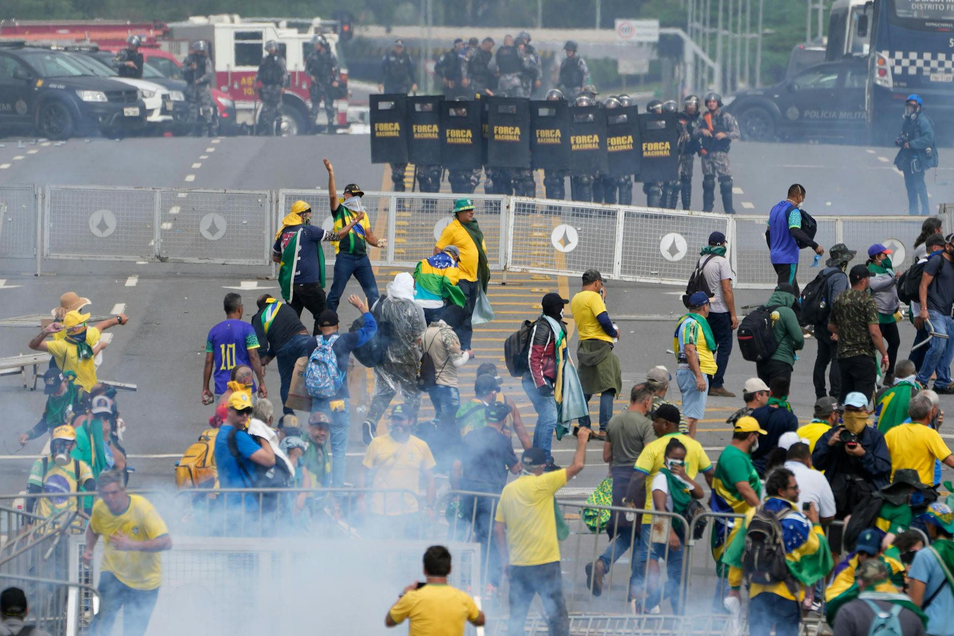 Tausende Anhänger des abgewählten Ex-Präsidenten Jair Bolsonaro stürmten am Sonntag Regierungsgebäude. Die Polizei setzte Tränengasbomben ein.