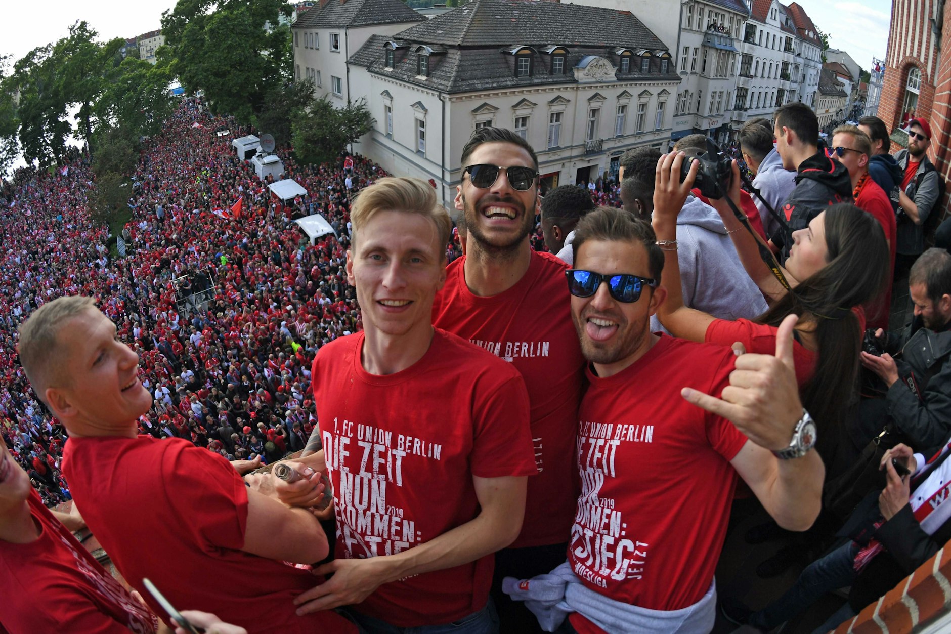 Christopher Trimmel (hinten, mit Sonnenbrille) feierte mit Union Berlin im Sommer 2019 den Aufstieg in die 1. Bundesliga. 