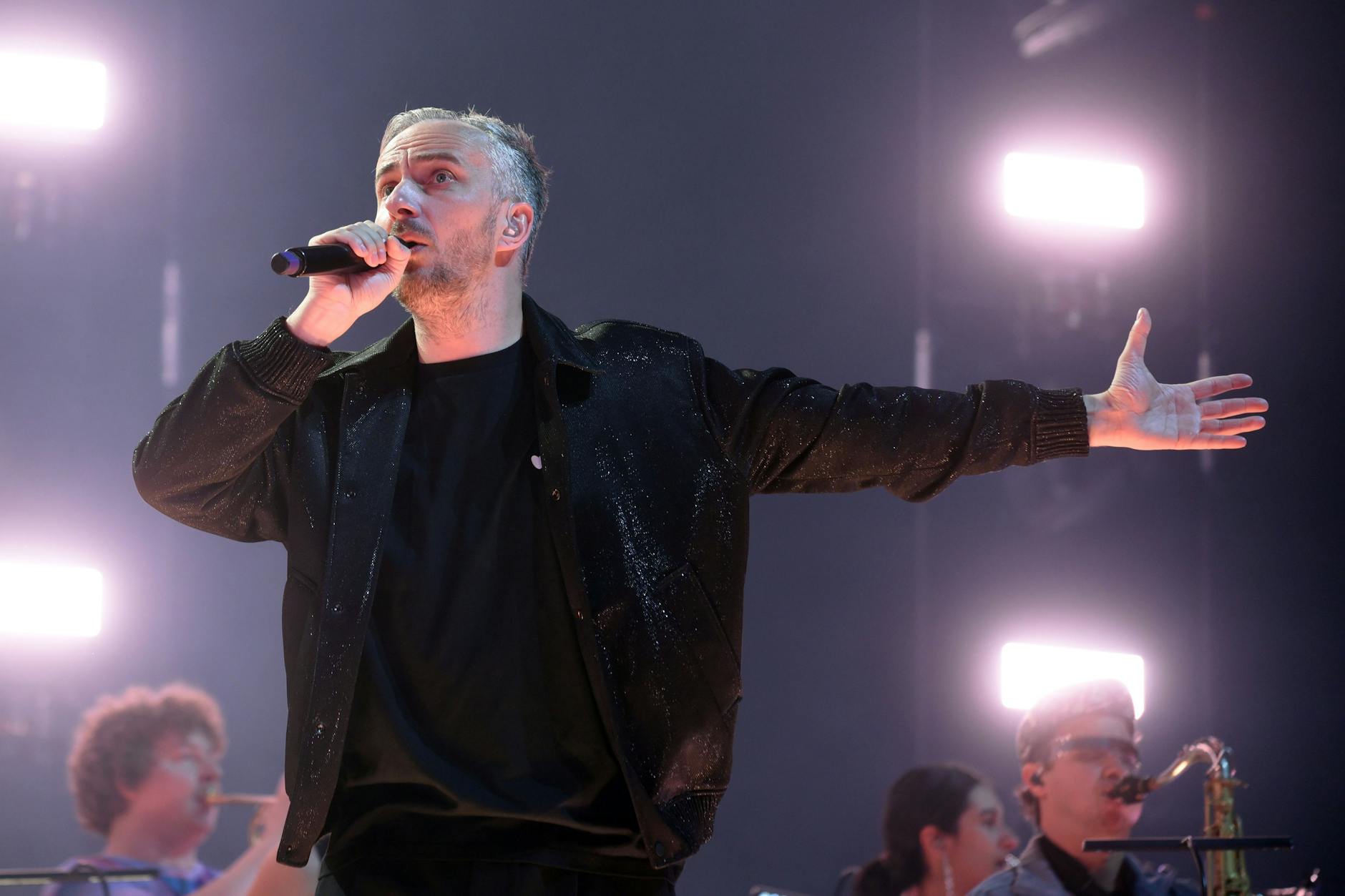 Glitzerjacke, angeblich von Balenciaga. Jan Böhmermanns Reichen-Bashing begeistert nur so mittel in der Max-Schmeling-Halle.