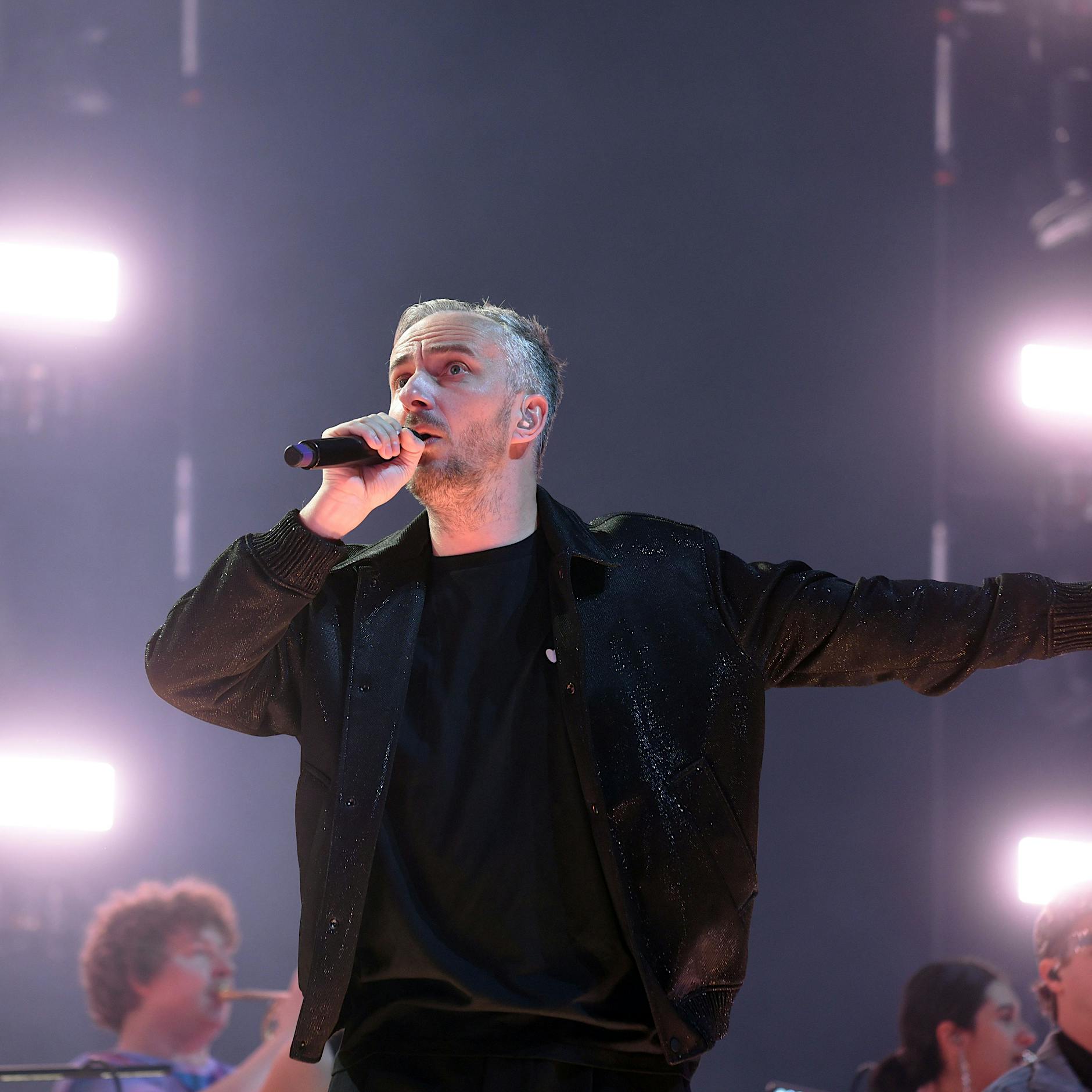 Jan Böhmermann in der Max-Schmeling-Halle: Spießer-Publikum in Pufferjacken