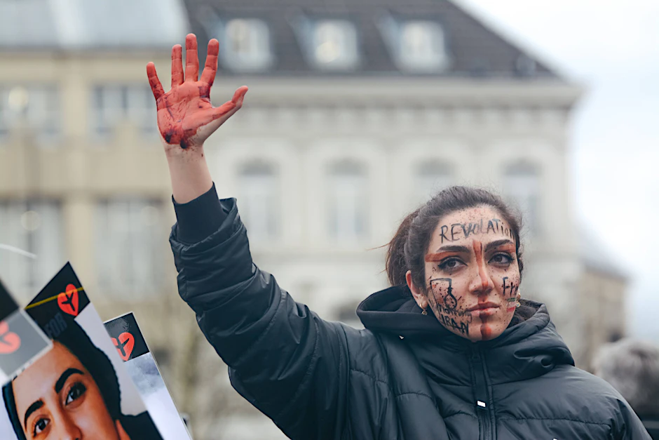Eine Frau demonstriert in Solidarität mit der Protestbewegung im Iran.&nbsp;