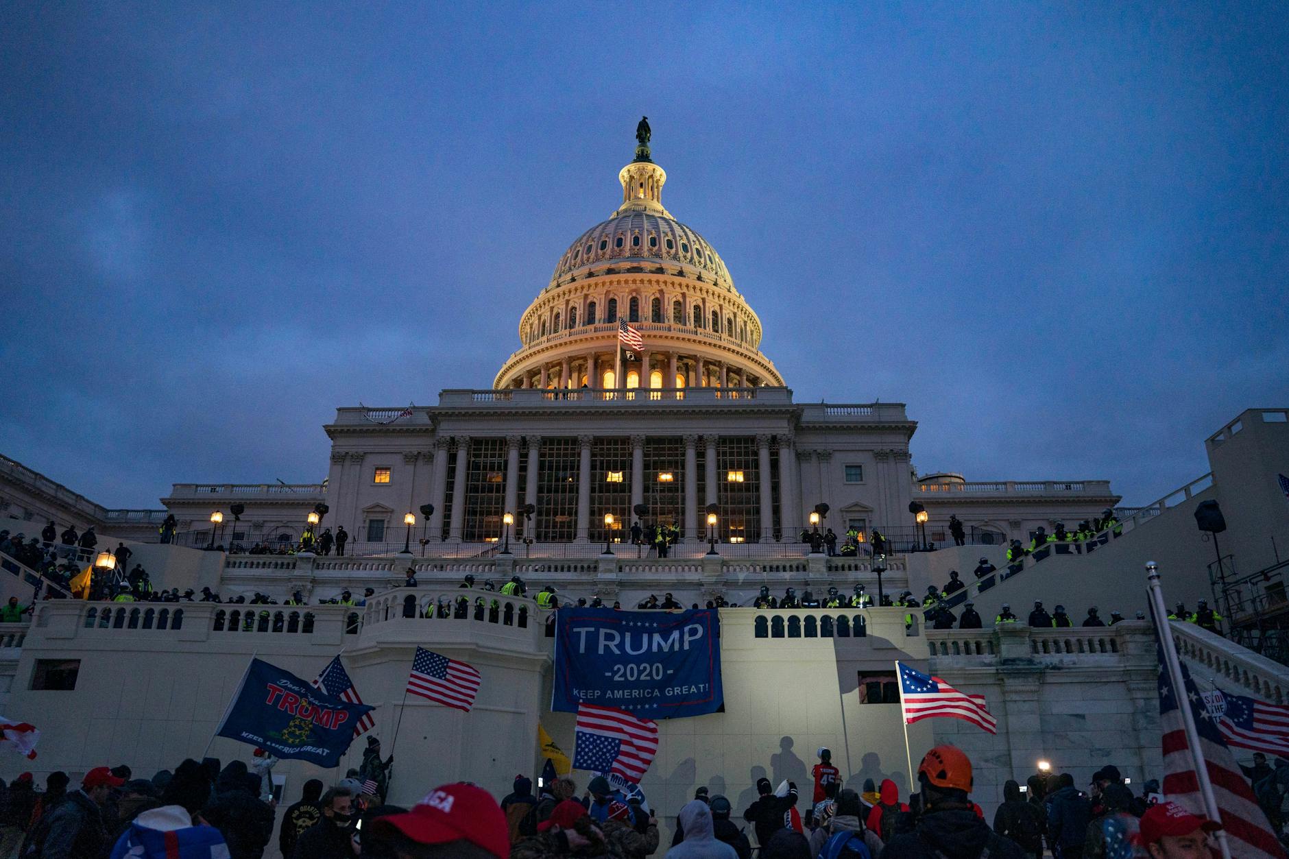Trump-Anhänger stürmten am 06.01.2021 das Kapitol, nach dem der abgewählte US-Präsident Trump in einer Rede die Masse aufgeheizt hat.