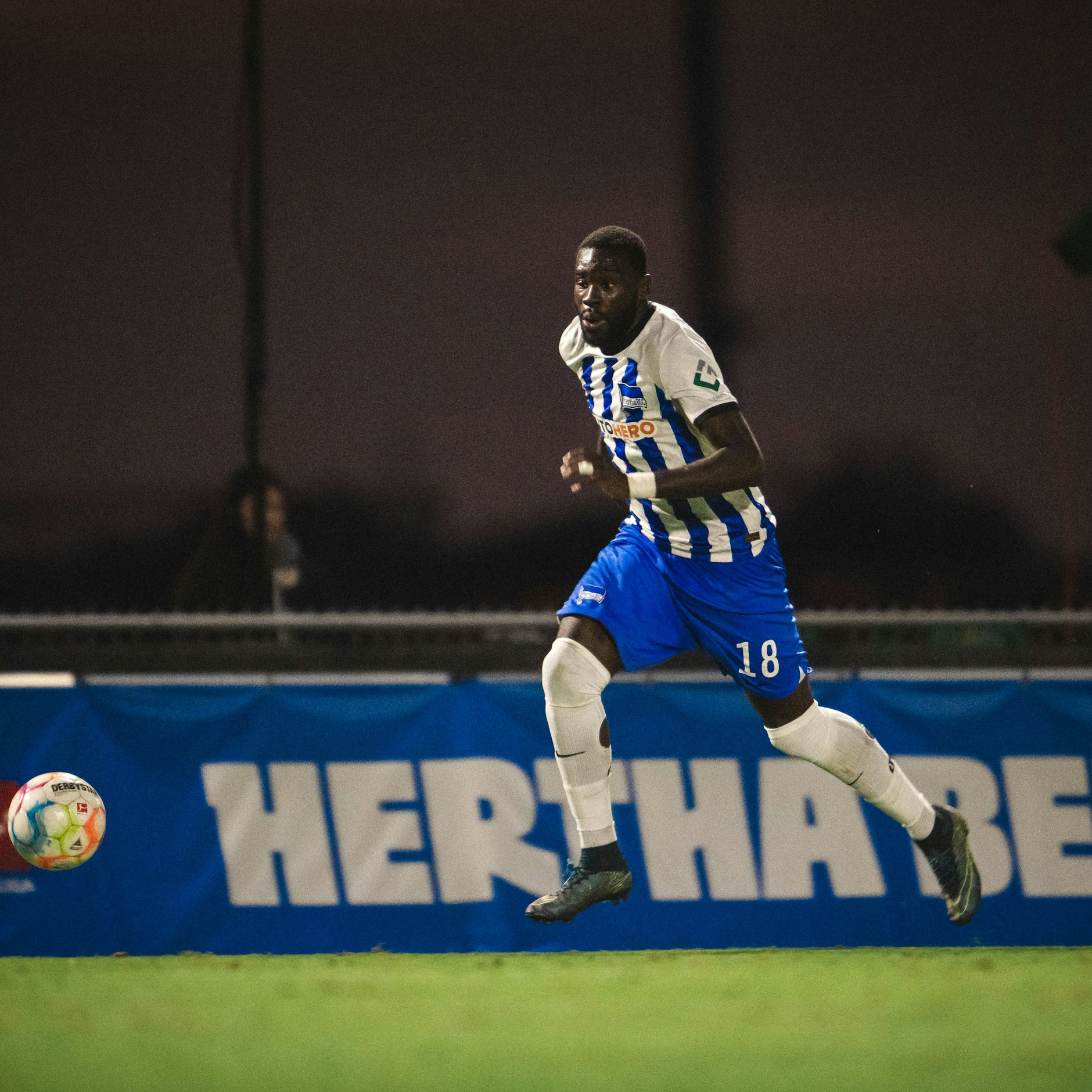 Herthas Willy Kanga stürmt los. Das Kraftpaket kommt immer besser in Schuss.