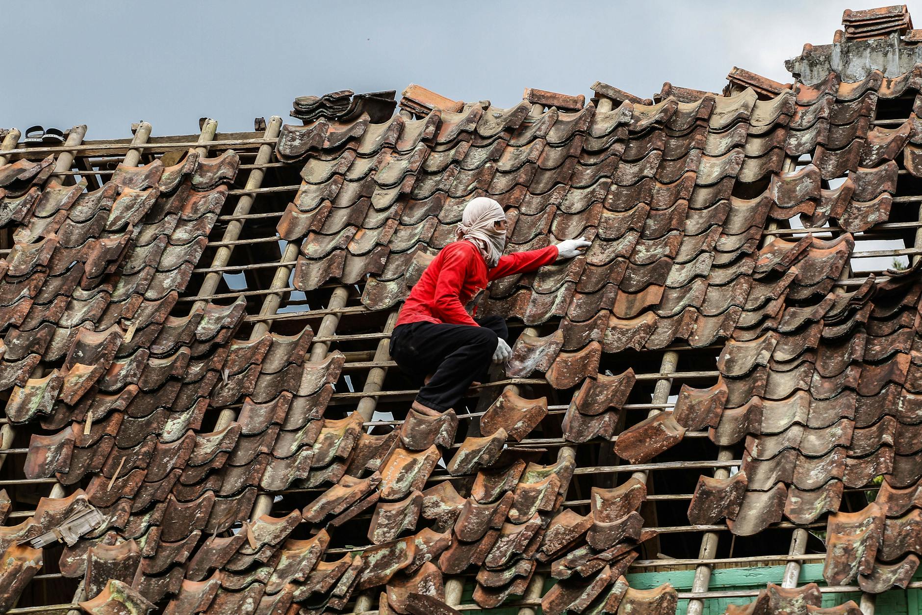 Ein Mann repariert nach einem Erdbeben im Dezember sein Haus auf der indonesischen Insel Java (Archivbild).