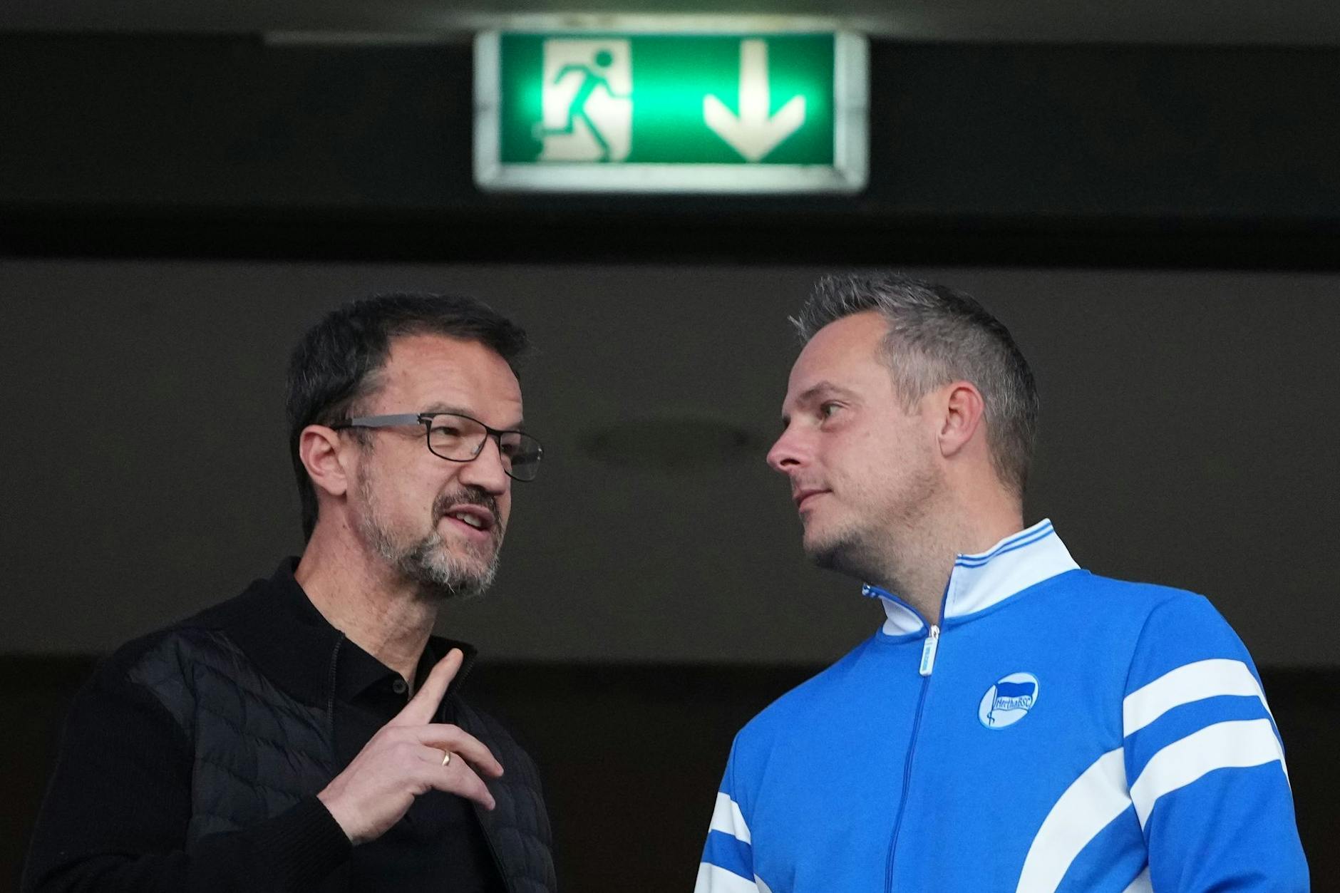 Nimmt er den Notausgang? Hertha-Manager Fredi Bobic, hier im Gespräch mit Hertha-Präsident Kay Bernstein, wird weiter als Nachfolger von DFB-Direktor Oliver Bierhoff gehandelt. 