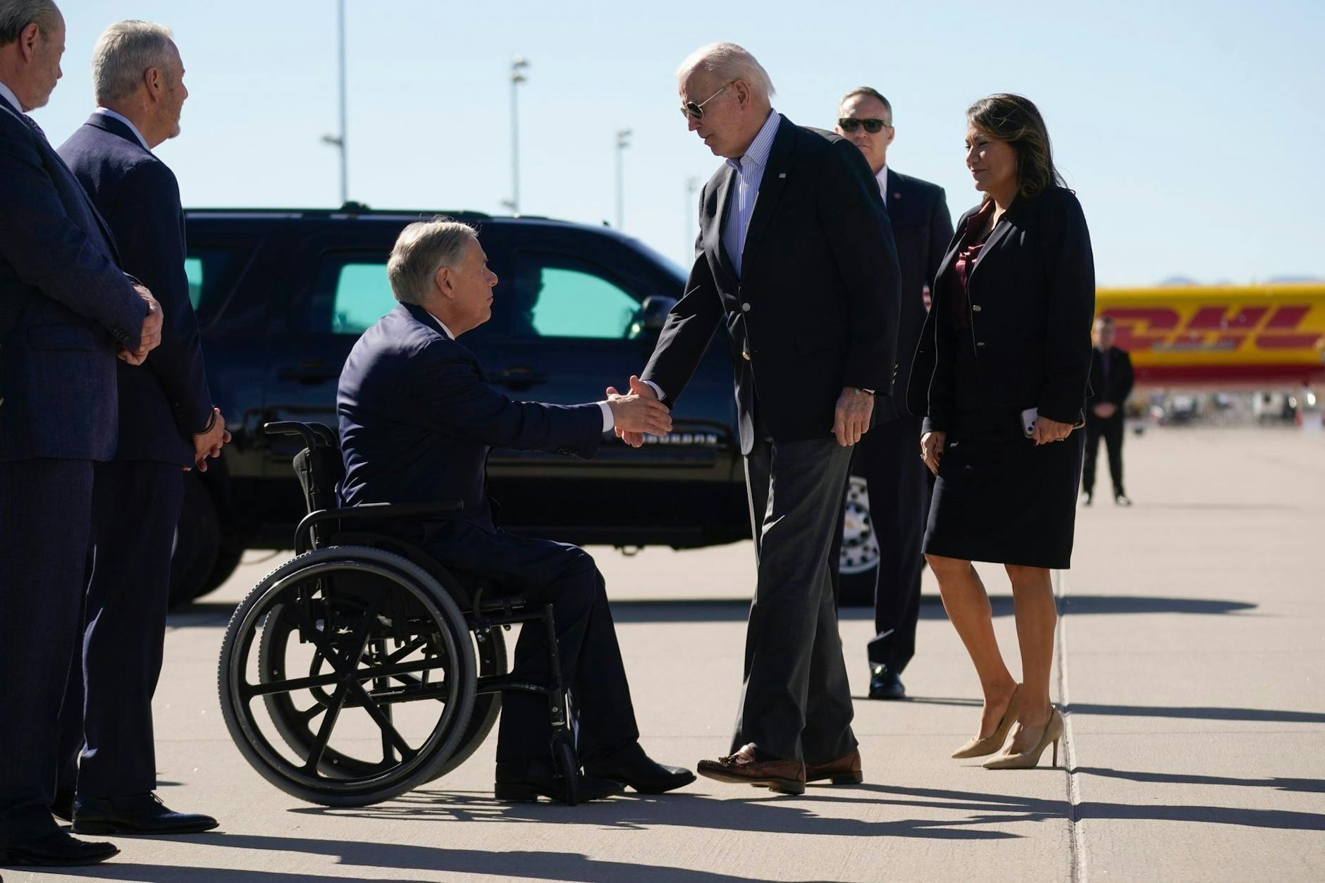 US-Präsident Joe Biden (Mitte r) trifft Greg Abbott, Gouverneur von Texas.