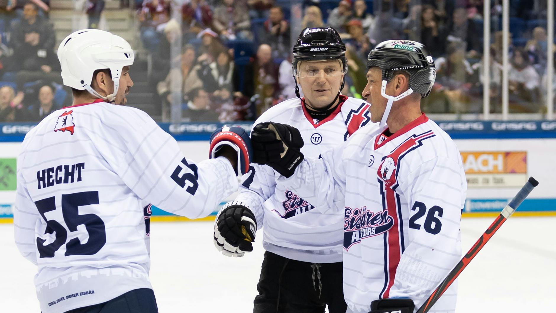 Martin Ancicka (M.), Vater und Manager von Torwart Tobias Ancicka, stand 2019 gemeinsam mit Jochen Hecht (l.) und Derek Mayer fürs Allstar-Team der Eisbären im Benefizspiel gegen eine Gazprom-Auswahl in Berlin auf dem Eis. 