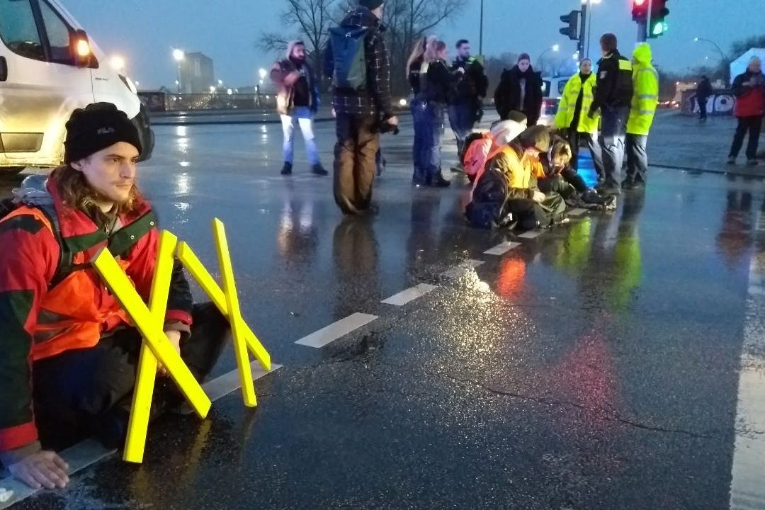 Aktivisten blockieren am Montagmorgen den Berliner Berufsverkehr.
