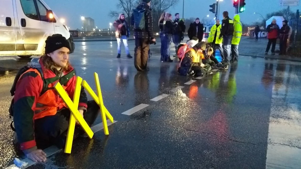 Video: Mann zieht Klimaaktivisten von Berliner Straße, Verkehr rollt wieder