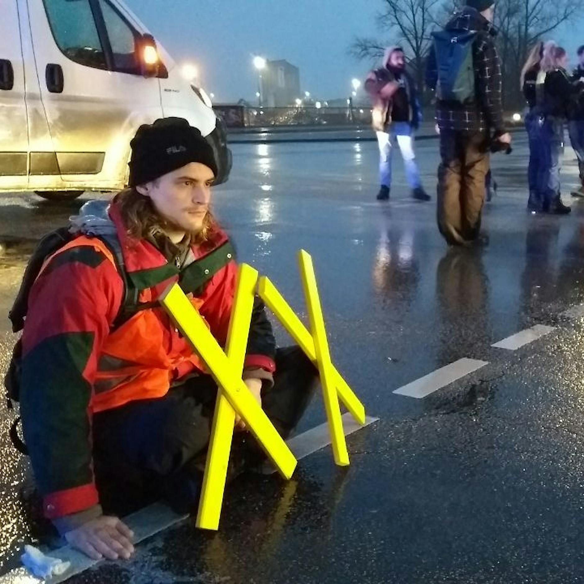 Video: Mann zieht Klimaaktivisten von Berliner Straße, Verkehr rollt wieder