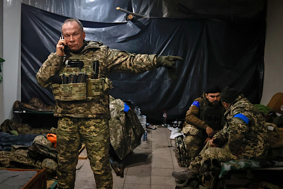 Generaloberst Oleksandr Syrskyi, Befehlshaber der Armee der Ukraine, gibt Anweisungen in einem Unterstand in&nbsp;Soledar.&nbsp;