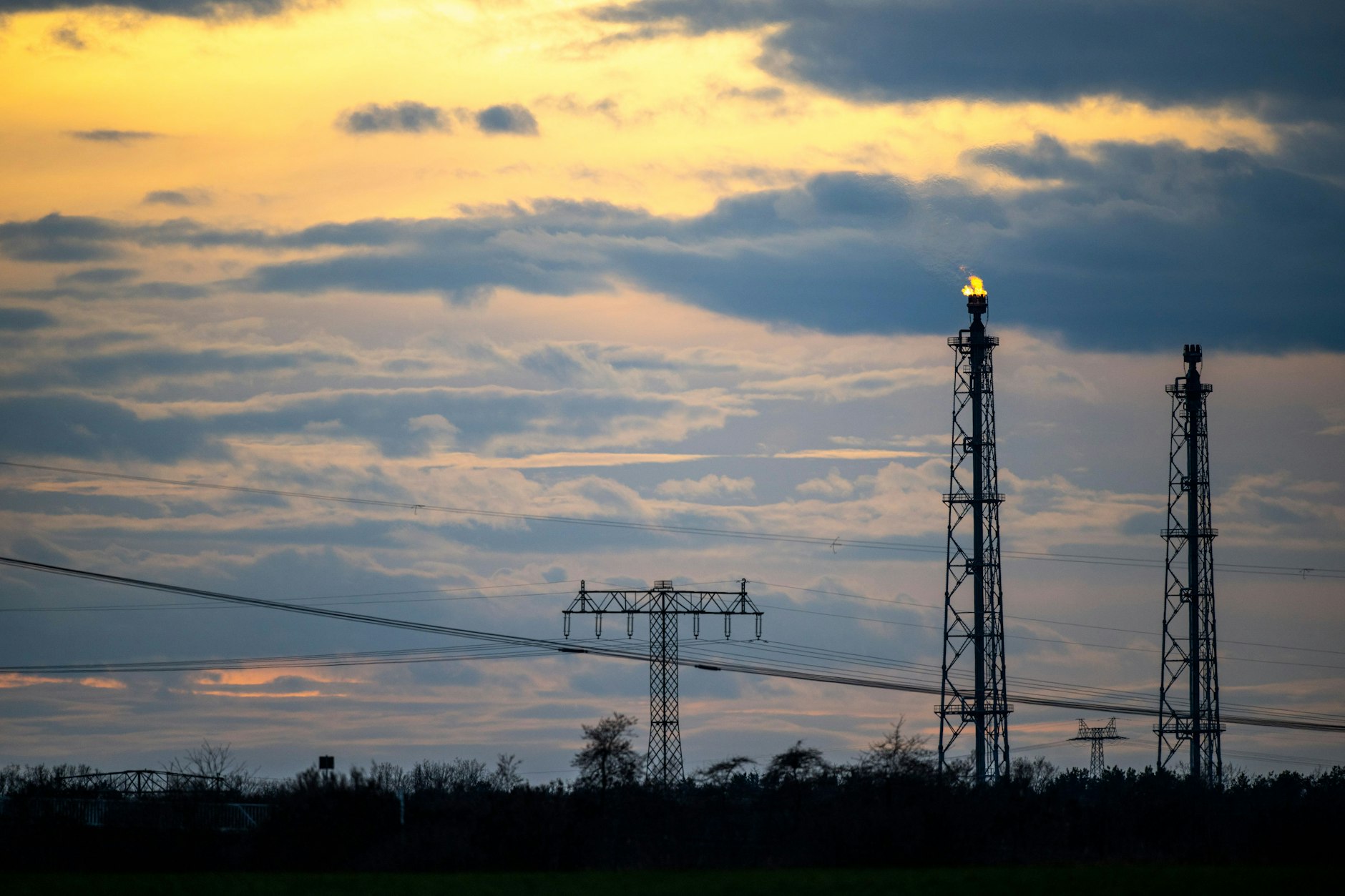 Aus dem Turm einer Anlage der Erdölraffinerie auf dem Industriegelände der PCK GmbH kommen Flammen. Doch die Hälfte der Produktion steht derzeit still. 