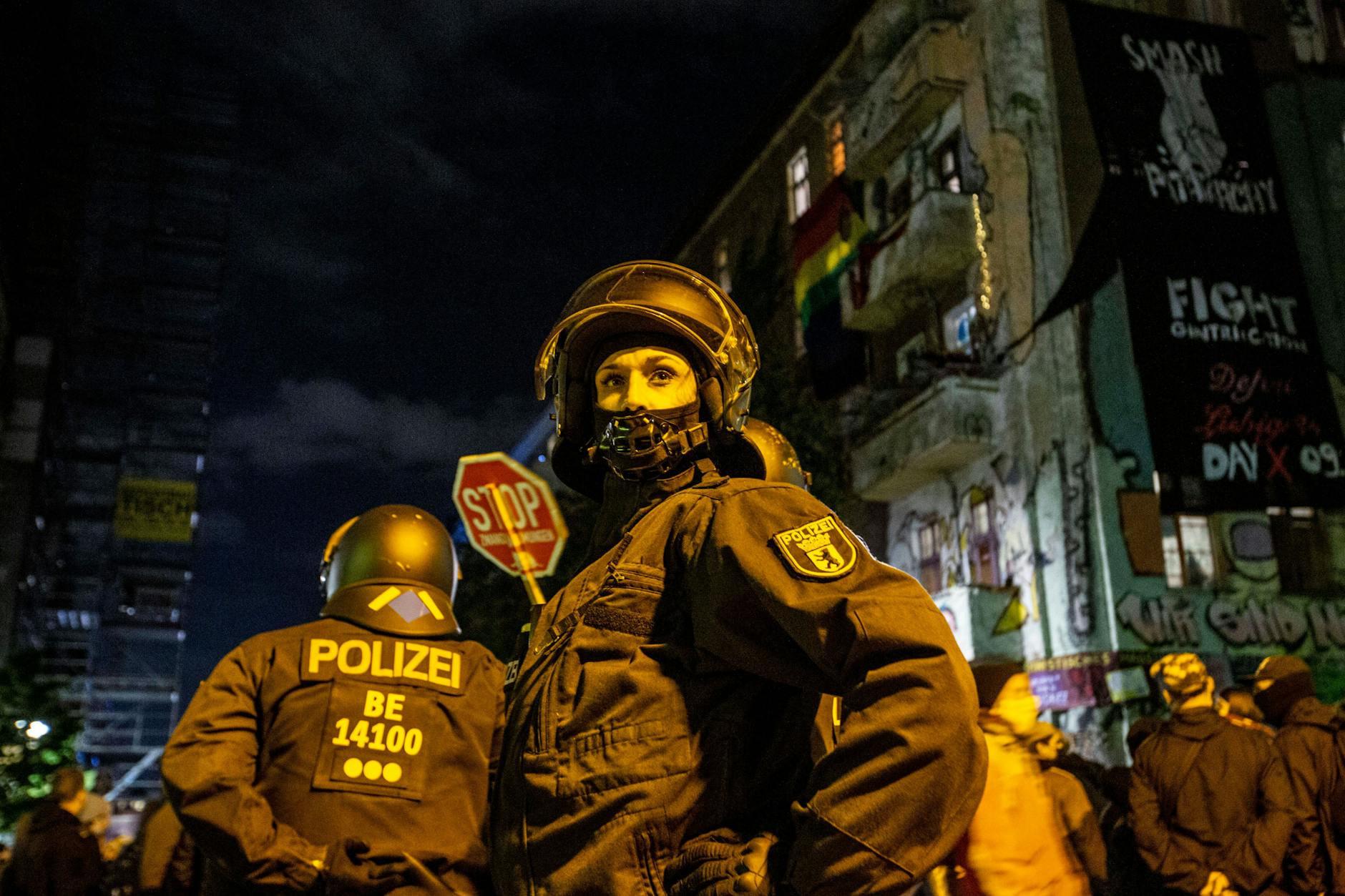 Polizisten einer Berliner Einsatzhundertschaft begleiten in Friedrichshain eine Demonstration (Archivbild). 