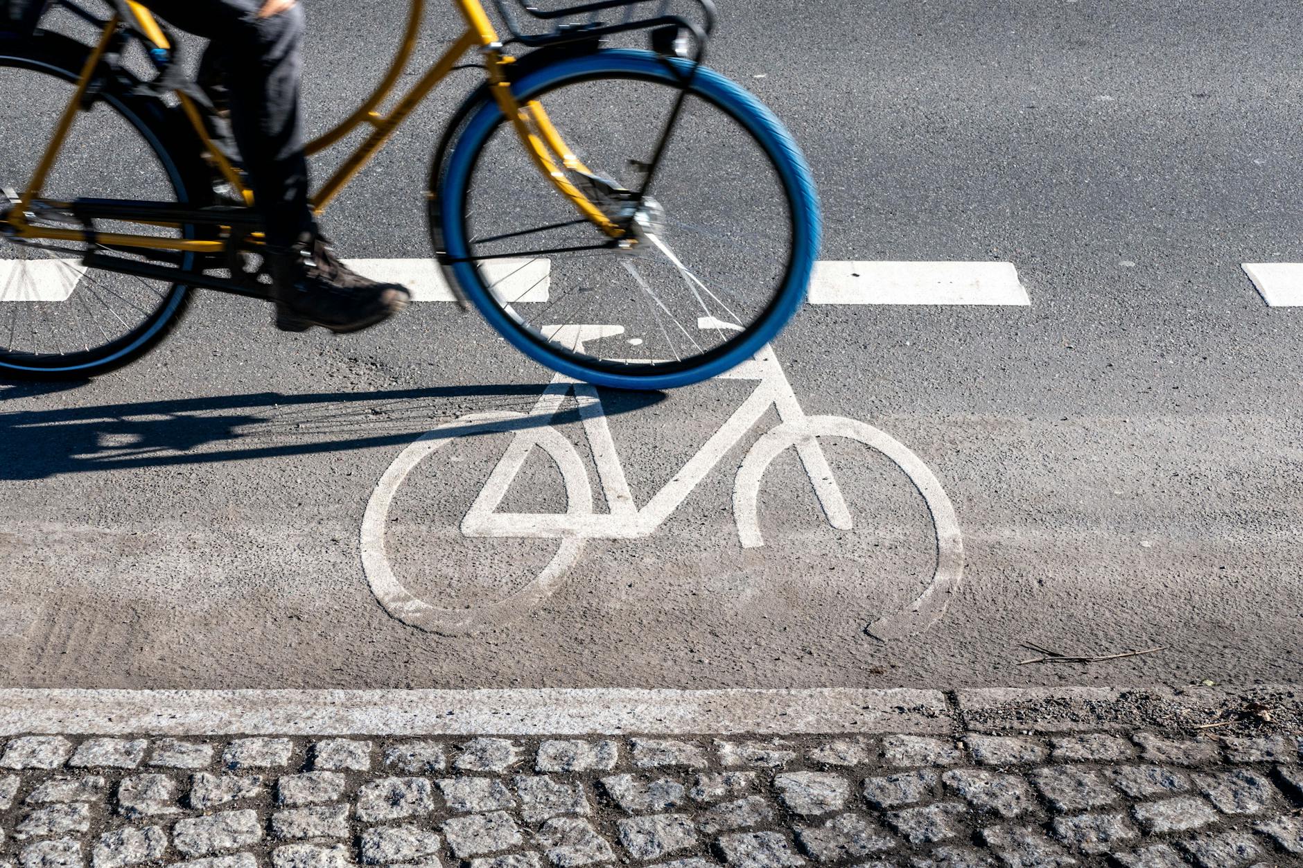 So gehört sich das: mit dem Fahrrad auf den Fahrradweg – in der Theorie.