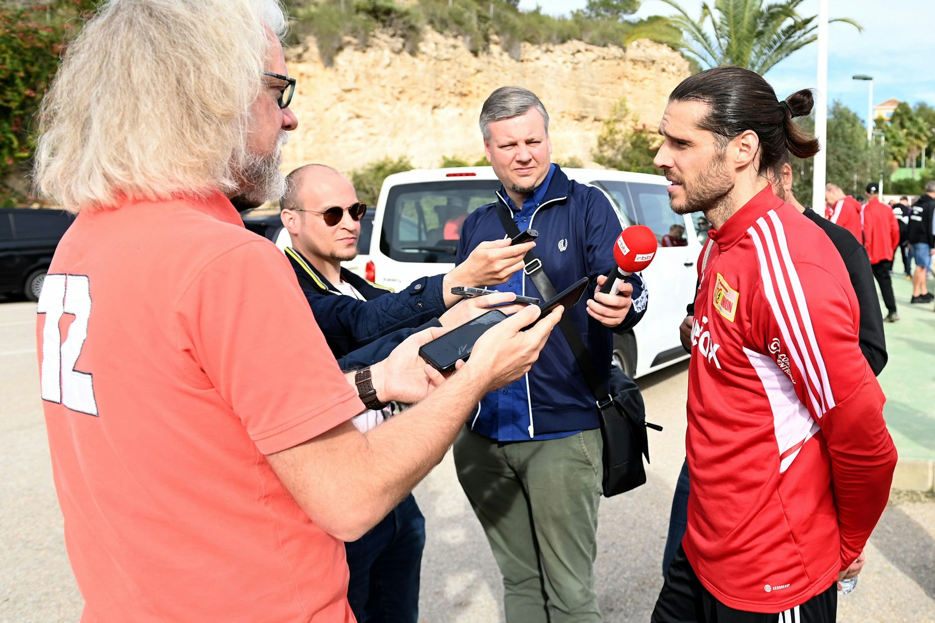 Christopher Trimmel (r.) bei der Medienrunde nach dem Vormittagstraining am Montag in Campoamor.
