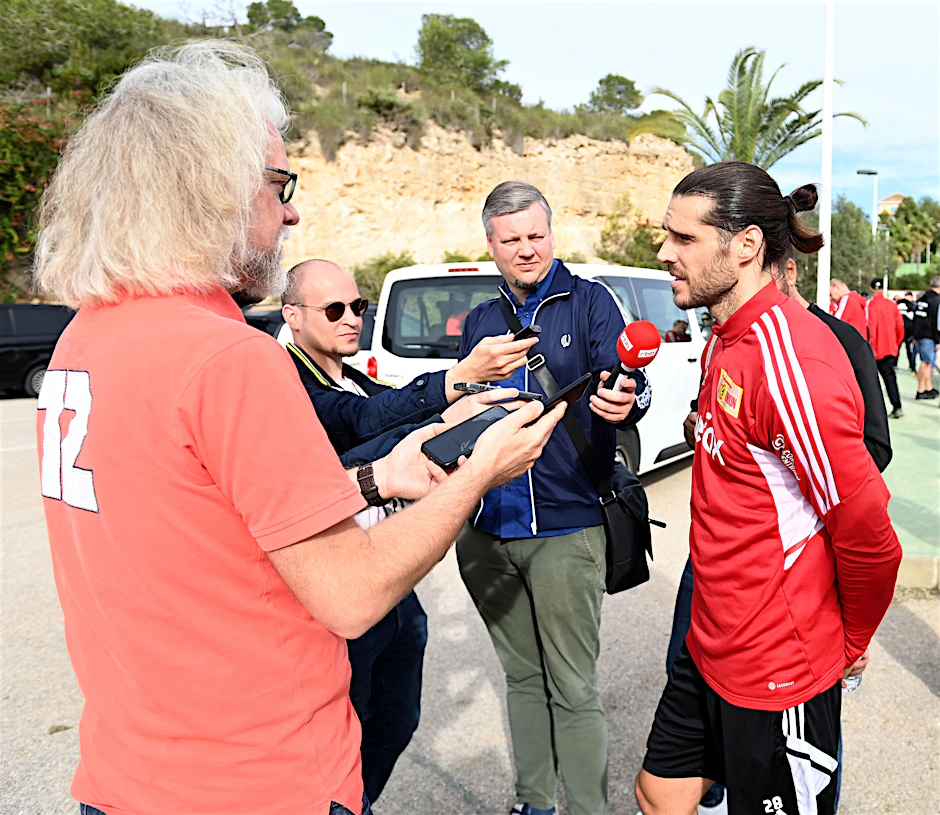 Christopher Trimmel (r.) bei der Medienrunde nach dem Vormittagstraining am Montag in Campoamor.