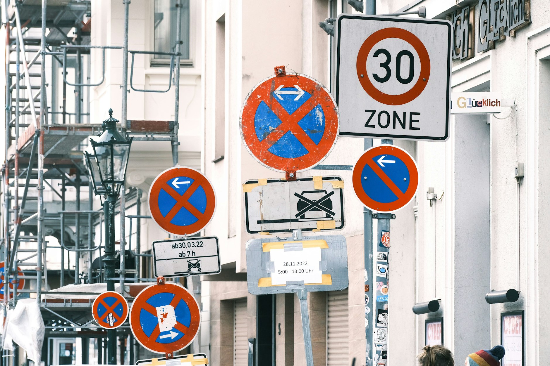 Park- und Halteverbotsschilder auf einer relativ kurzen Strecke. Die Parkplatznot in Berlin soll sich weiter verschärfen.