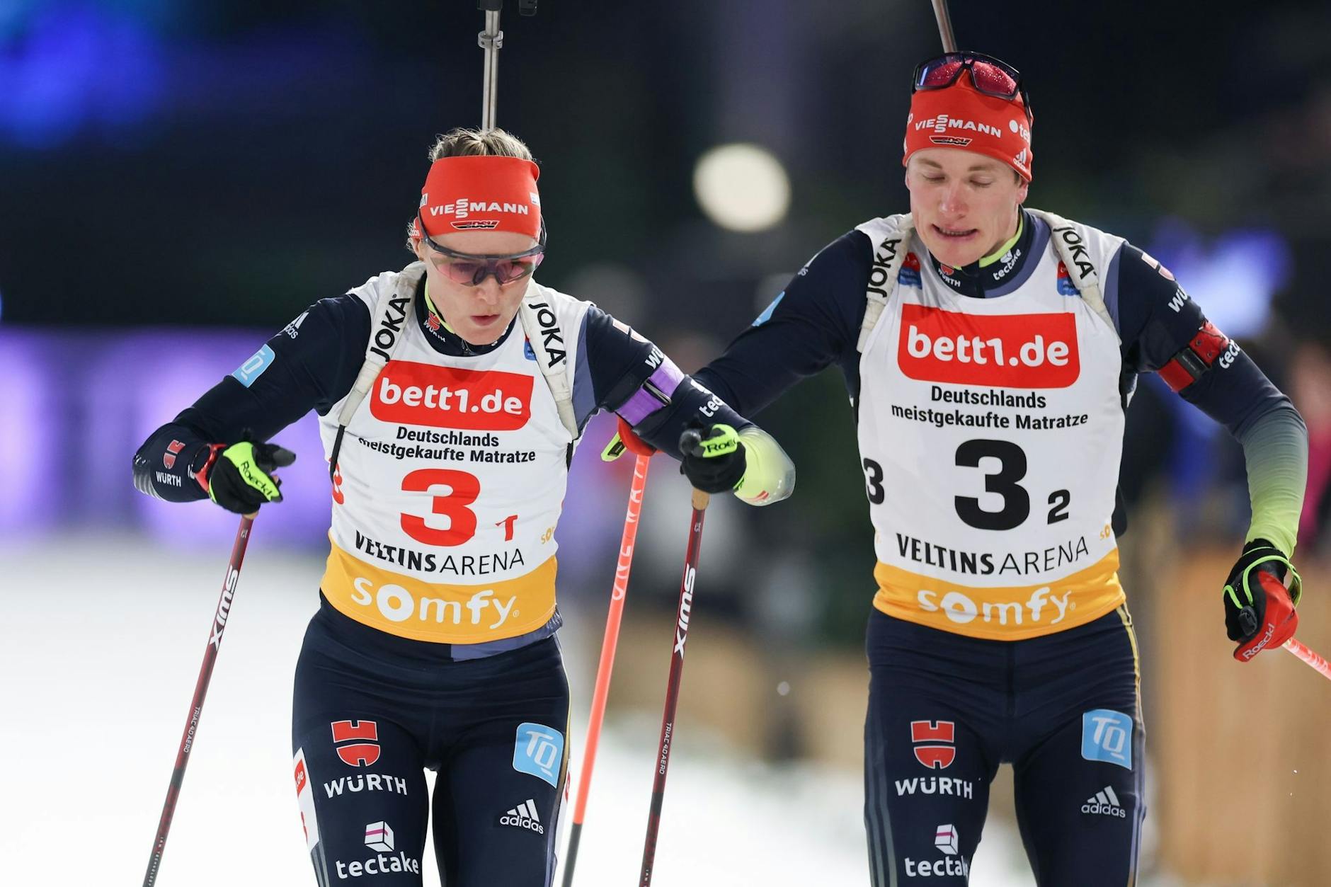 Die deutschen Biathleten Denise Herrmann-Wick und Benedikt Doll (r) kamen in Gelsenkirchen auf Rang vier.