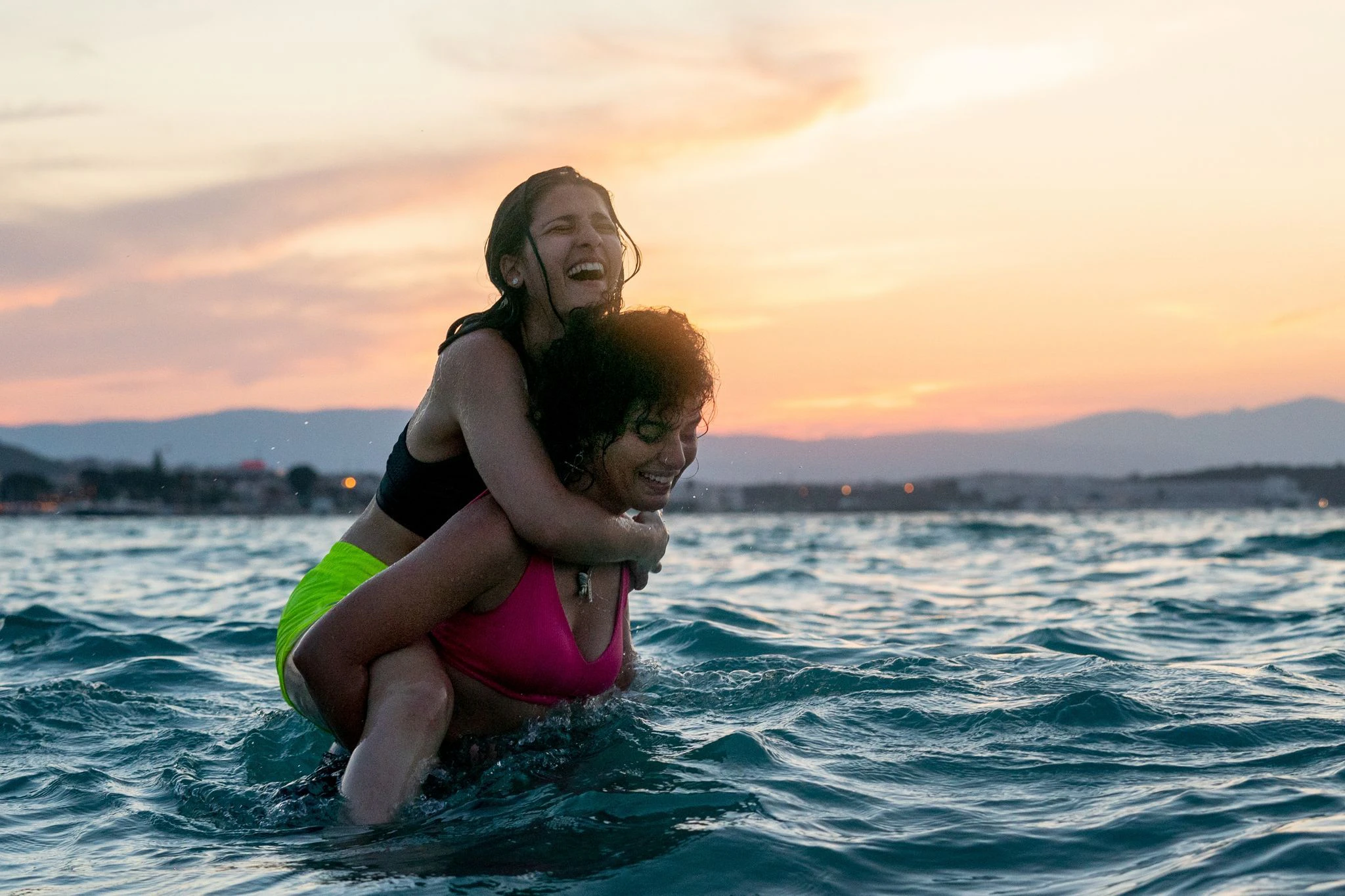Nathalie Issa (l.) als Yusra Mardini und Manal Issa als Sara Mardini in einer Szene aus dem Film „Die Schwimmerinnen“.