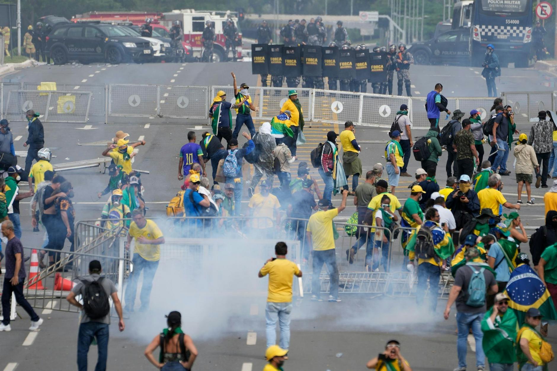 dpatopbilder - Anhänger des ehemaligen brasilianischen Präsidenten Bolsonaro stoßen während einer Demonstration vor dem Palacio do Planalto mit der Polizei zusammen.