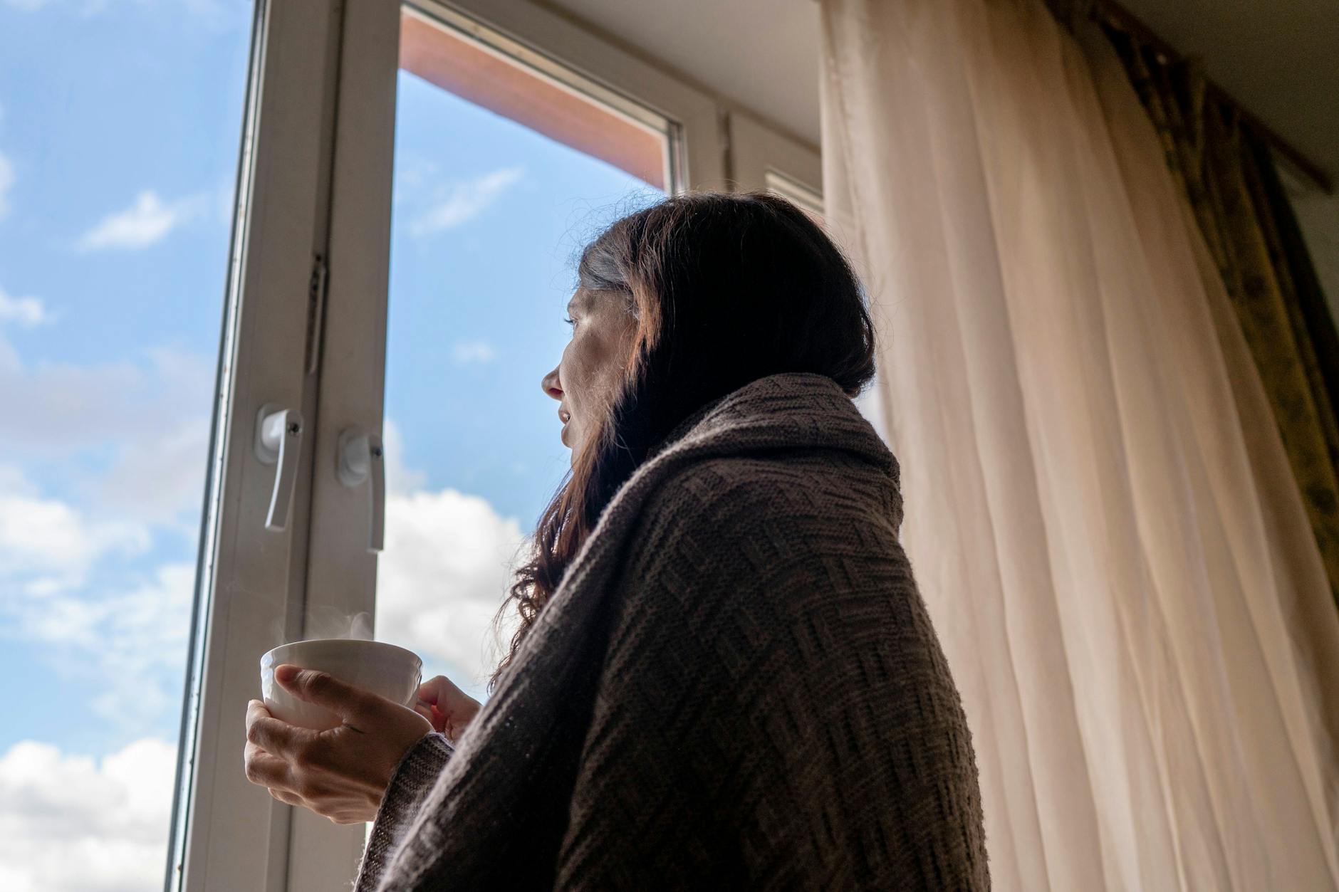 Die Kuscheldecke und ein heißes Getränk: Energiesparen mit einfachen Mitteln.