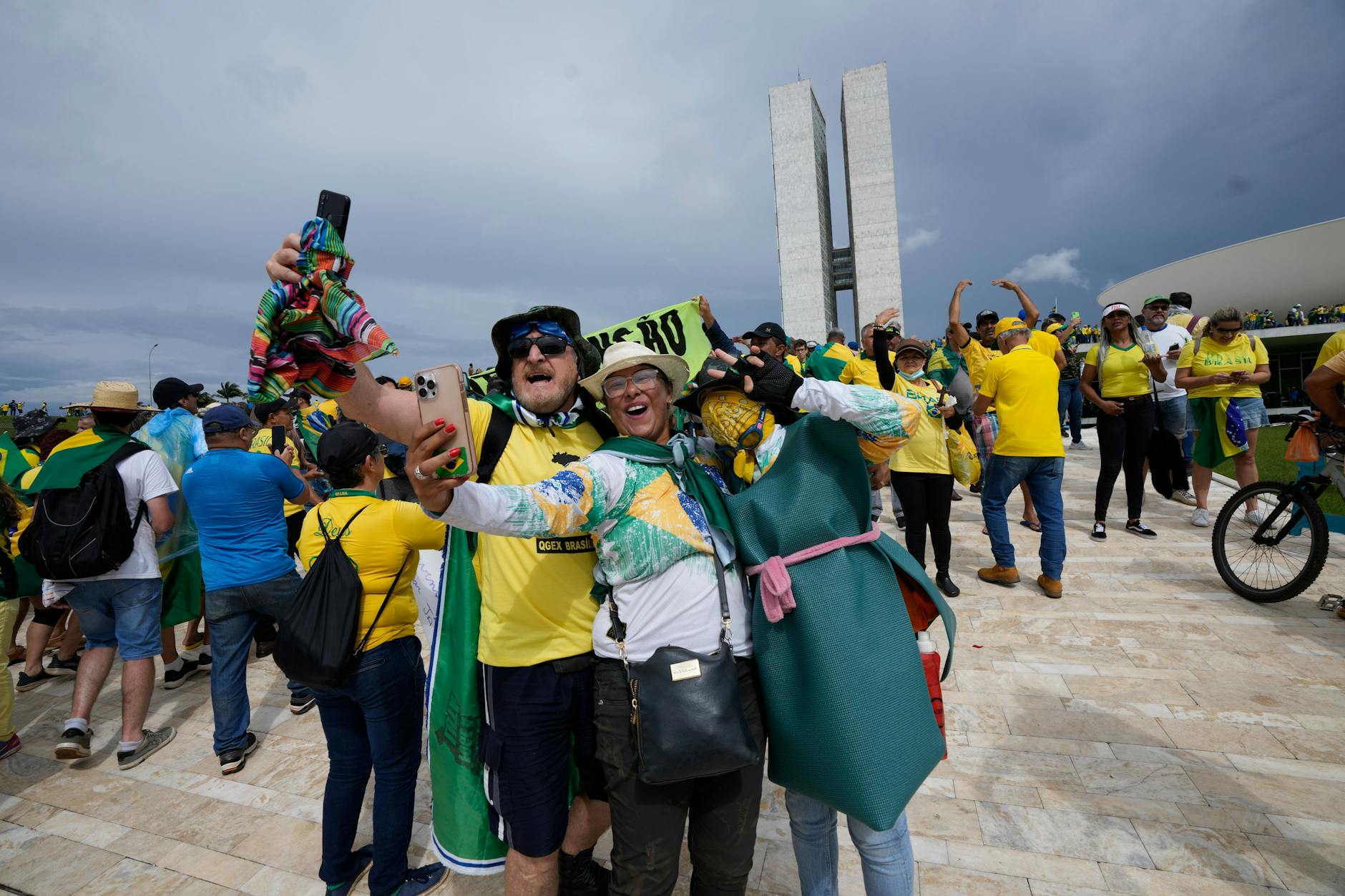 <a href="https://www.berliner-zeitung.de/welt-nationen/bolsonaro-brasilien-mob-regierungsviertel-lula-li.305315">Anhänger</a> von <a href="https://www.berliner-zeitung.de/topics/jair-bolsonaro">Jair Bolsonaro</a> machen Selfies auf dem Regierungsgelände in Brasília. 