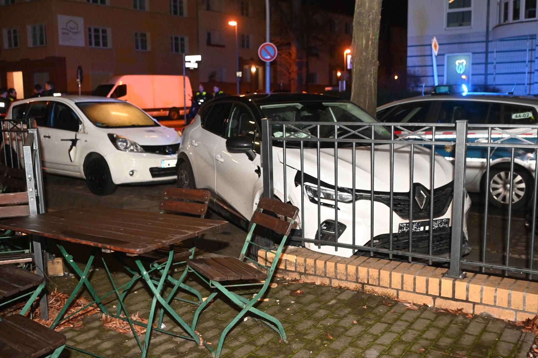 Filmreife Flucht vor der Polizei: Renault-Fahrer gibt Gas und landet im Vorgarten eines Kaffeehauses