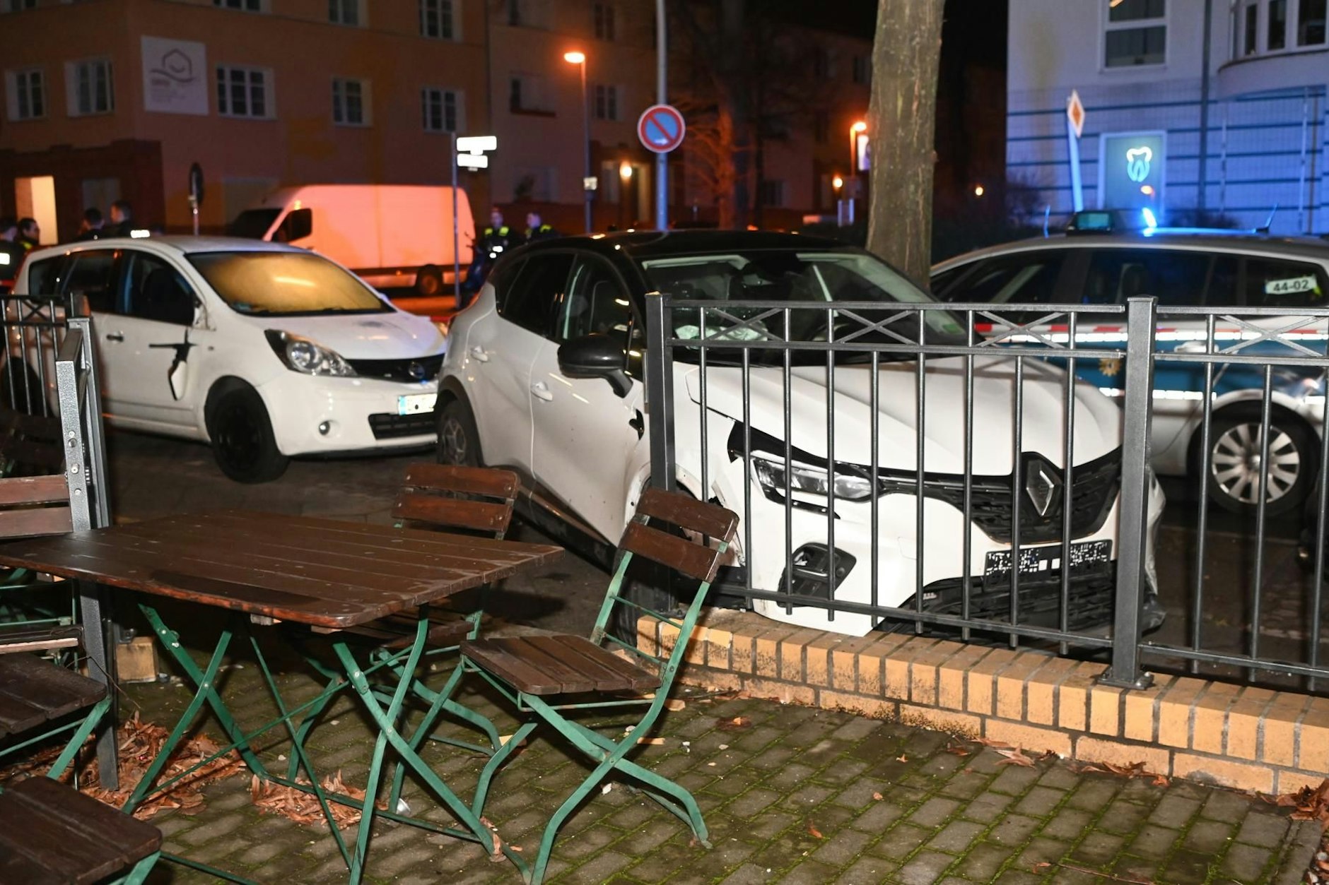 Der Renault des Fluchtfahrers steht am Vorgarten des Kaffeehauses in Berlin-Tempelhof.