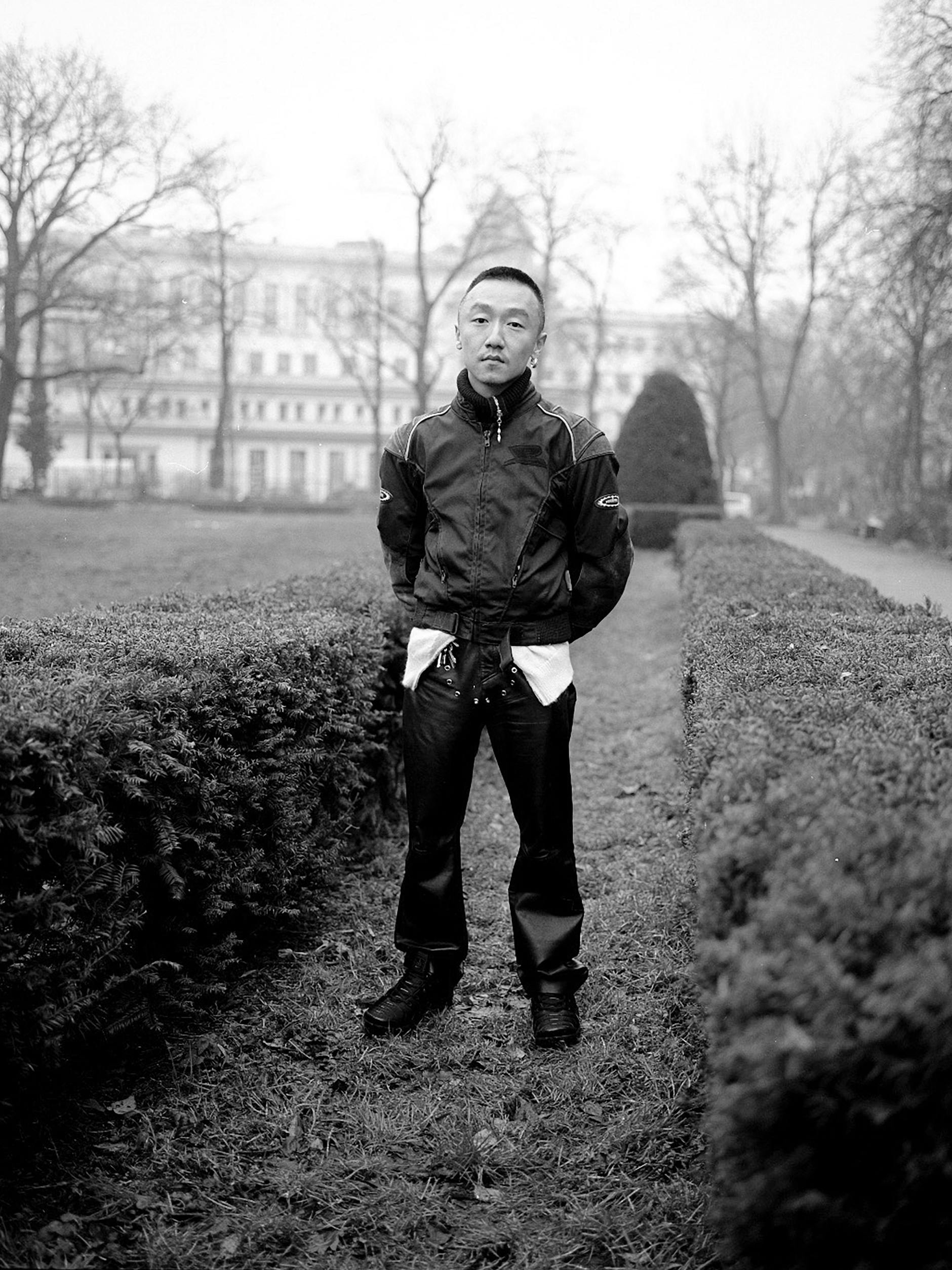 Der chinesische Modedesigner <strong>Ximon Lee</strong> lebt zwar in Berlin, präsentiert seine Mode jedoch nicht auf der Berlin Fashion Week. Er wurde 2016, bereits ein Jahr nach der Einführung seines gleichnamigen Labels, in die Forbes „30 Under 30“-Liste aufgenommen.