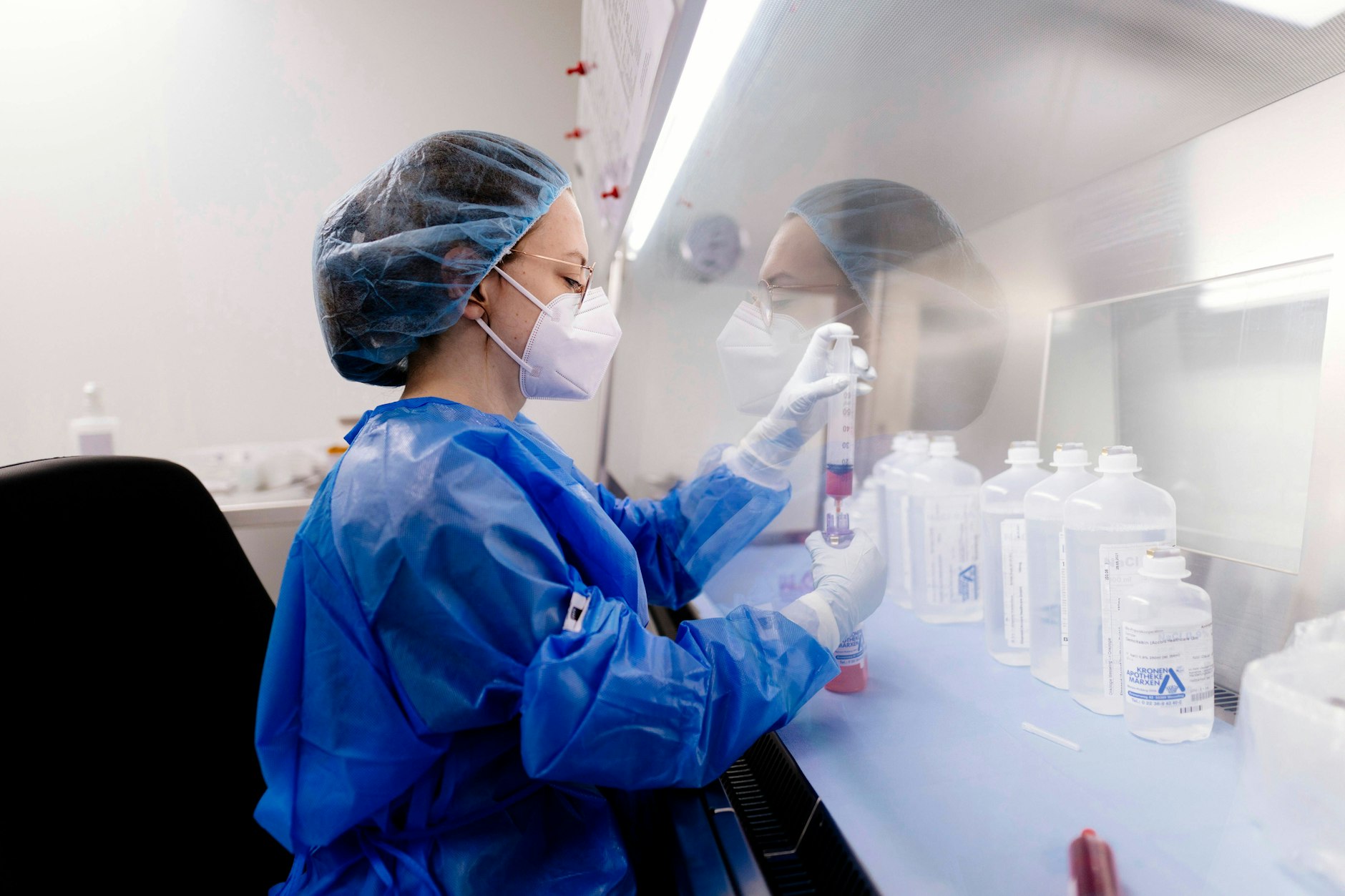 Eine Apothekerin portioniert Medikamente für Krankenhäuser.&nbsp;