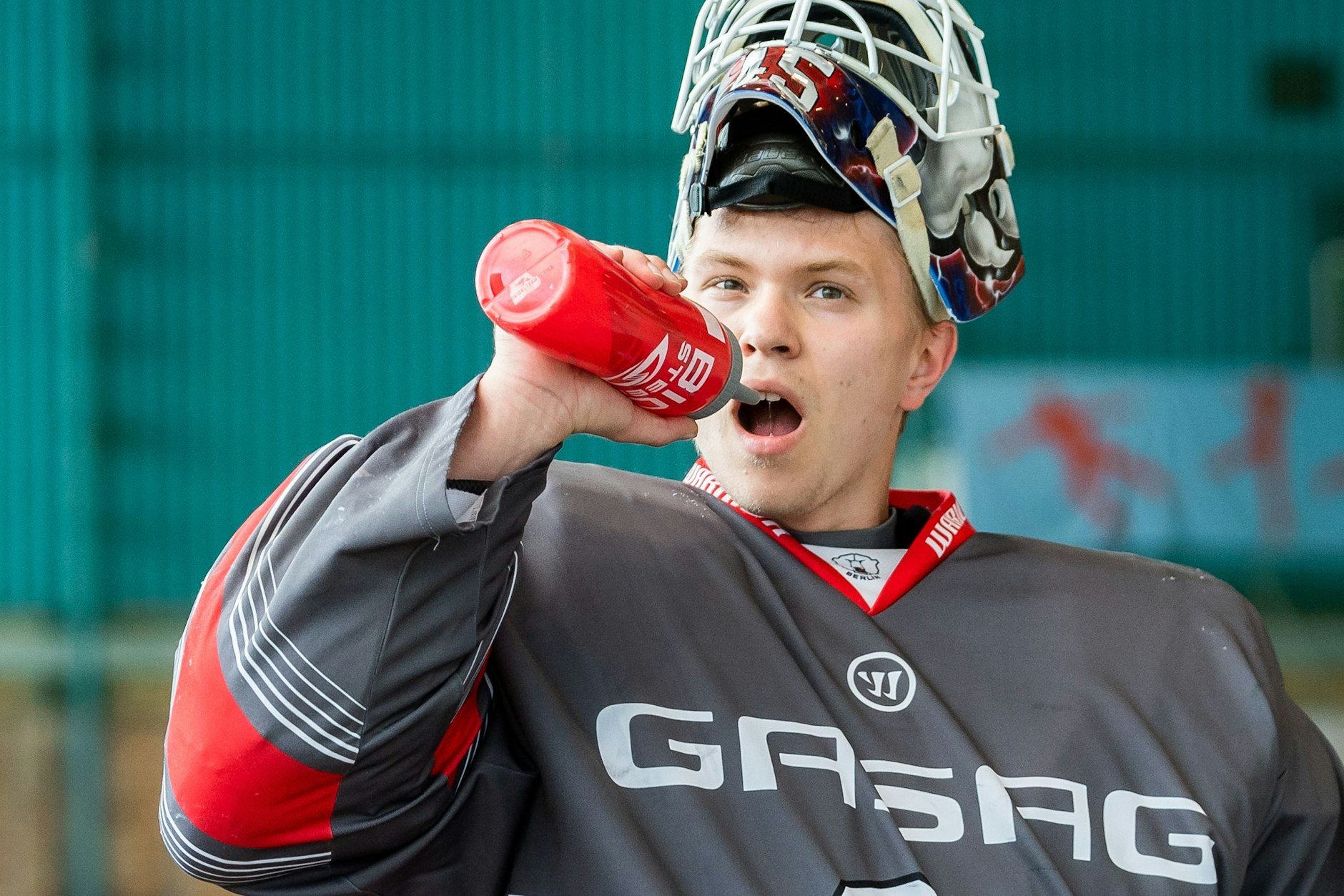 Die Leistung in Nürnberg ist für Eisbären-Torwart Tobias Ancicka wie ein großer Schluck aus der Selbstbewusstseinspulle.