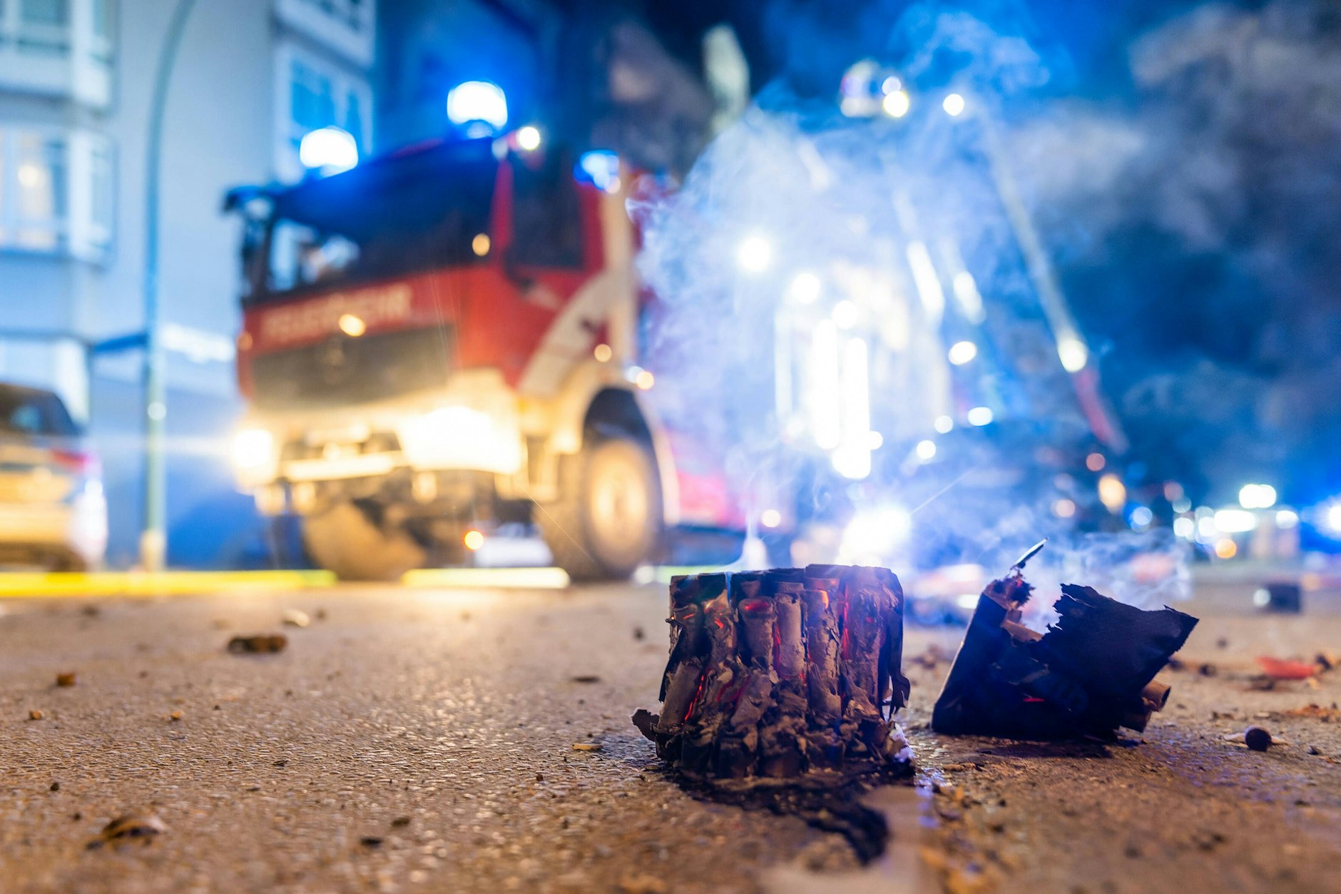 Die Angriffe auf Polizei und Feuerwehr in der Silvesternacht beschäftigen den Innenausschuss des Berliner Abgeordnetenhauses.