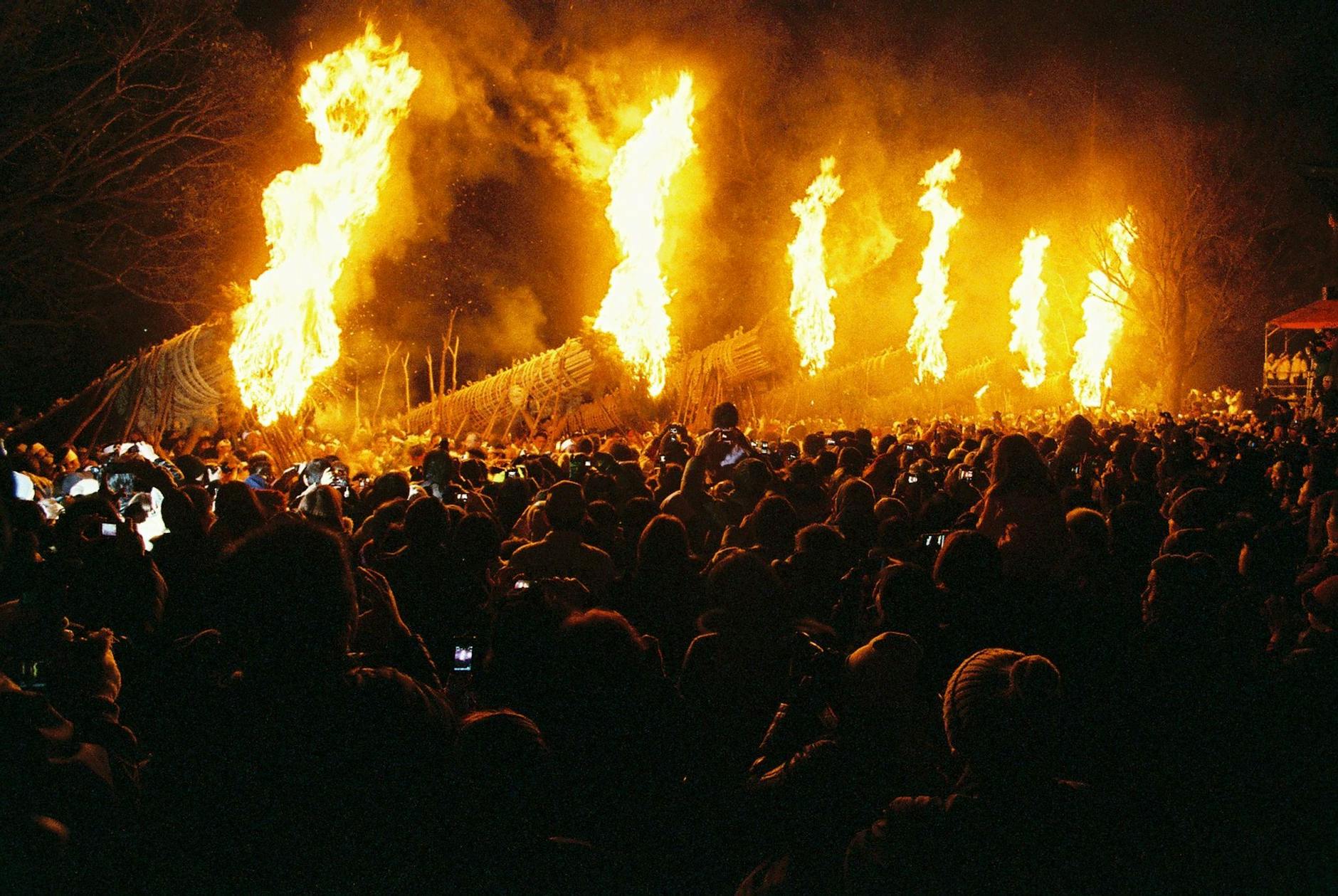 HANDOUT - In einer spektakulären «Teufelsnacht» haben Japanerinnen und Japaner bei einem der größten Feuerfeste des Landes «böse Geister» vertrieben.
