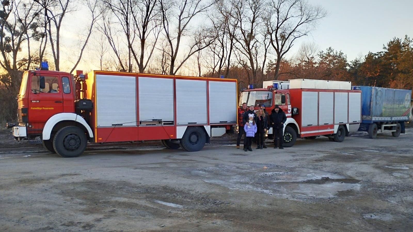 Hier sieht man die Feuerwehrfahrzeuge mit dem Überführungsteam. Zur Begrüßung kam Serhij Zhadan mit seiner Tochter.