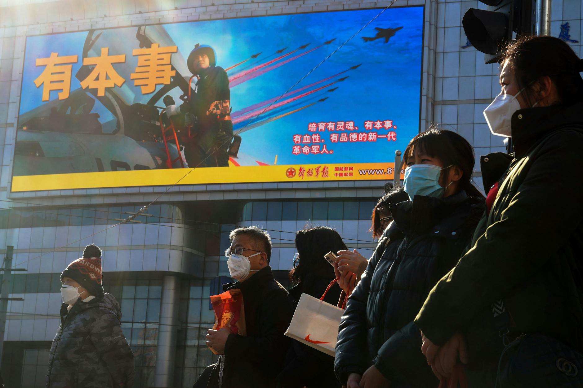 Ein großer Bildschirms wirbt für die Luftwaffe der Chinesischen Volksbefreiungsarmee in Peking. Wie das chinesische und das taiwanesische Verteidigungsministerium mitteilten, hat das chinesische Militär am Sonntag groß angelegte gemeinsame Übungen abgehalten.