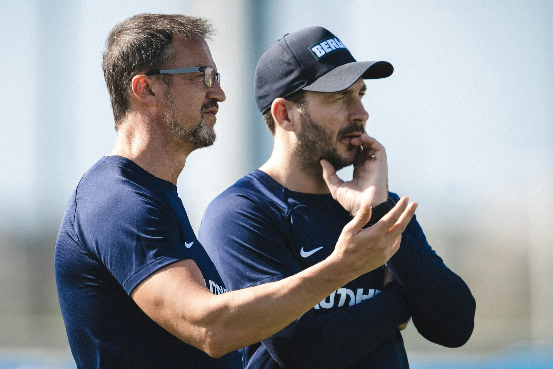 Hertha-Manager Fredi Bobic ist auch in Florida ganz nah an der Mannschaft von Cheftrainer Sandro Schwarz.