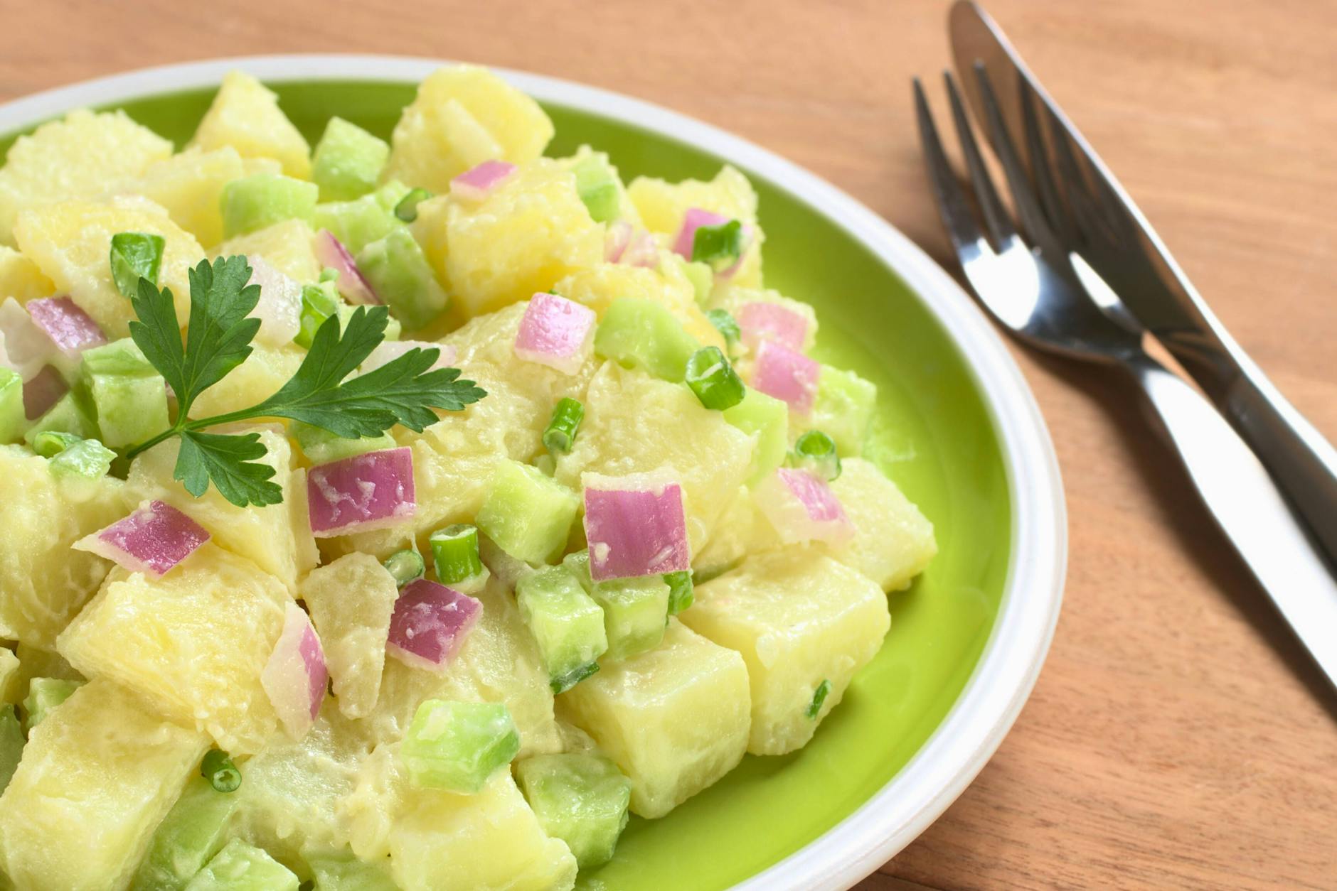 Der leichte Kartoffelsalat schmeckt superlecker - und hat laut Rezept nur etwas mehr als 200 Kalorien pro Portion.