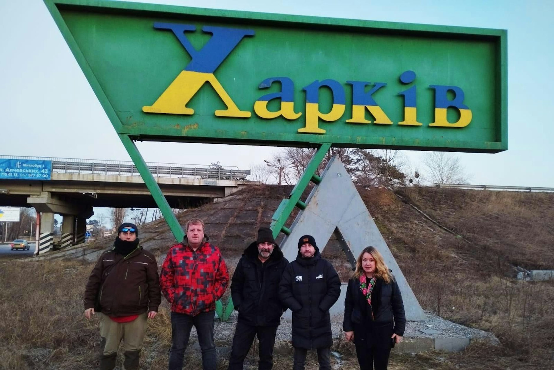 Begrüßungsbild in Charkiw. Die Lkw-Fahrer Dennis Metzler und Michael Bockelkamp, PEN Berlin-Sprecher Deniz Yücel, Serhij Zhadan und die Mit-Initiatorin Liane Bednarz. 
  
