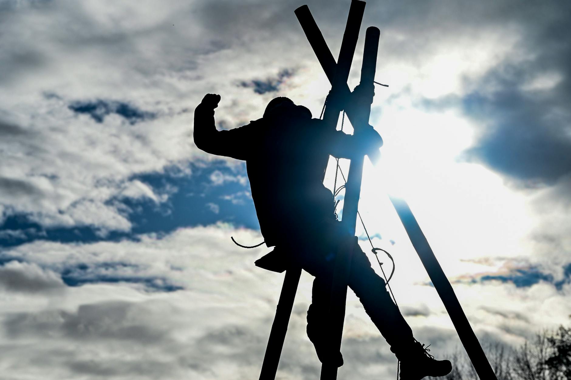 Lützerath: ein Klimaaktivist bei der Vorbereitung auf die drohende Räumung durch die Polizei