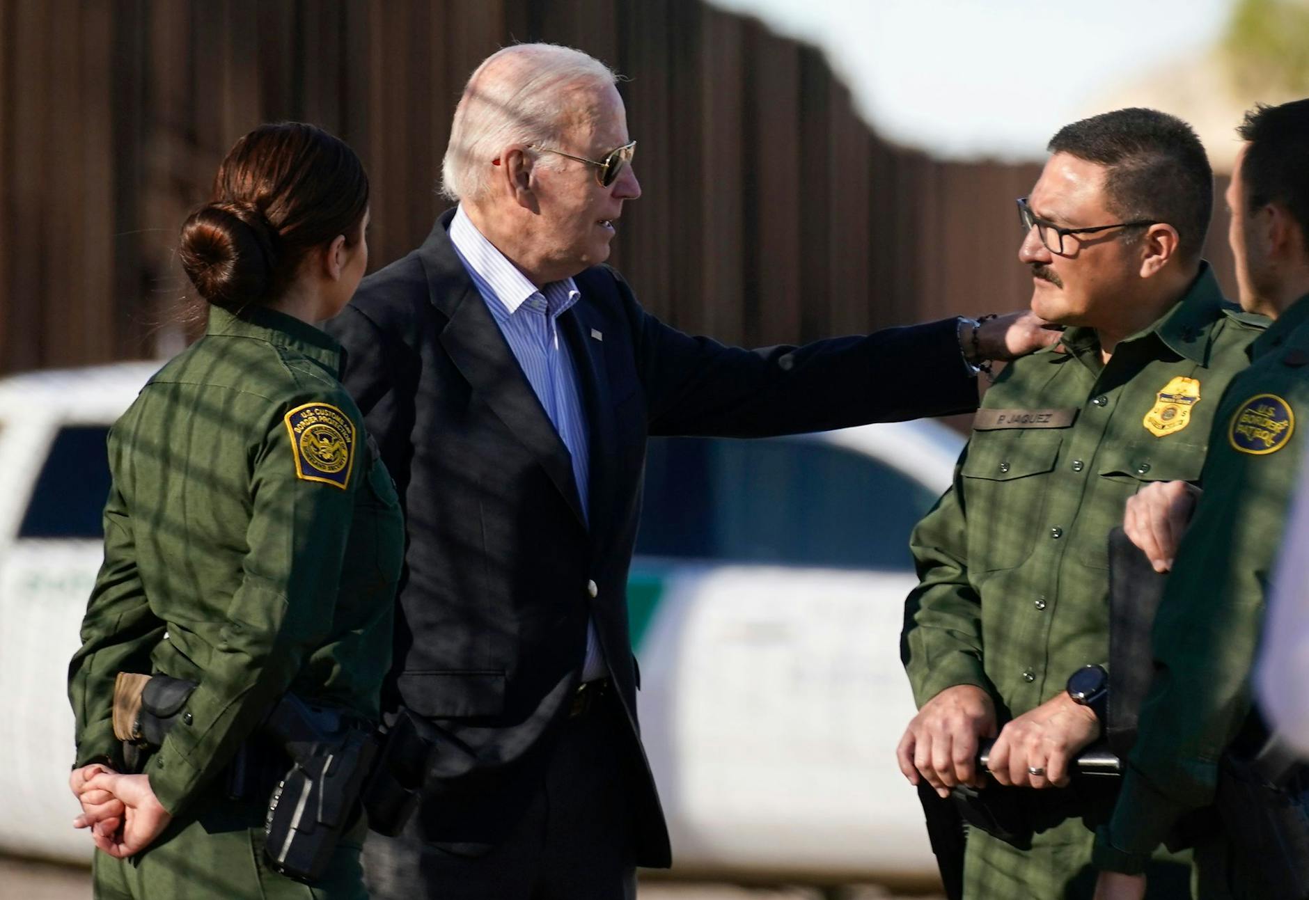 US-Präsident Joe Biden (M) spricht mit Grenzschutzbeamten an der US-mexikanischen Grenze in El Paso, Texas.
