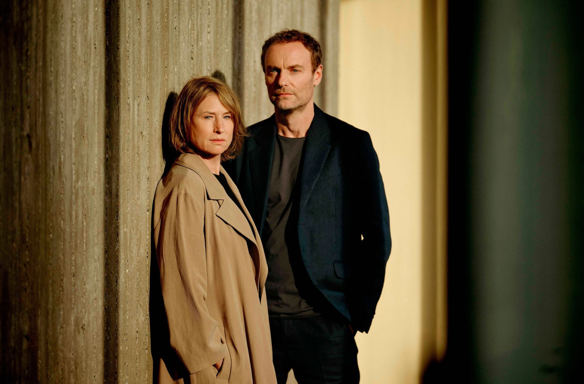 HANDOUT - Corinna Harfouch als Susanne Bonard und Mark Waschke als Kriminalhauptkommissar Robert Karow bei den Dreharbeiten für den ersten gemeinsamen Berliner «Tatort».  
