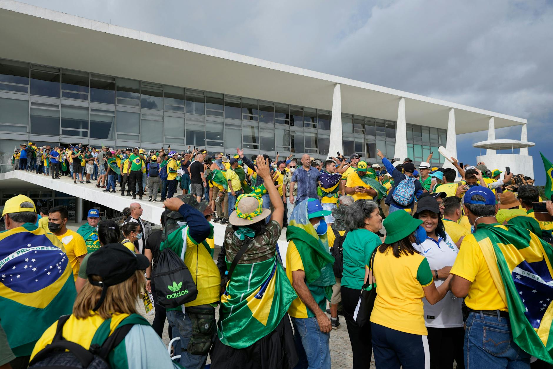 Fanatische Anhänger des ehemaligen brasilianischen Präsidenten Jair Bolsonaro stürmen den Palacio do Planalto, den offiziellen Sitz des brasilianischen Präsidenten.