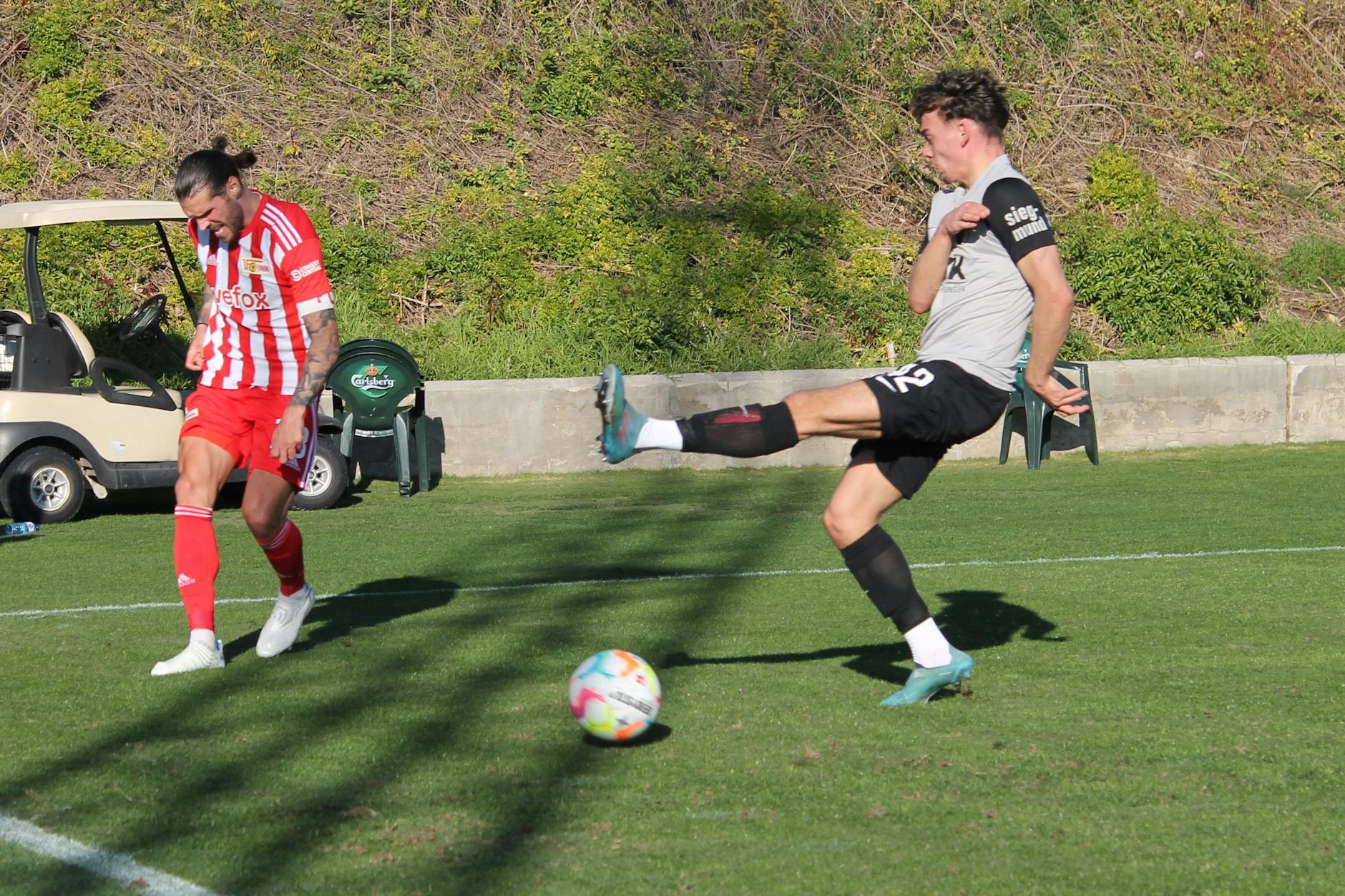 Christopher Trimmel (l.) klärt den Ball beim Testspiel am vergangenen Samstag gegen den FC Augsburg