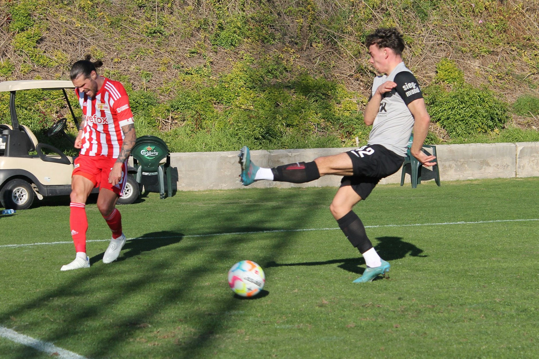 Christopher Trimmel (l.) klärt den Ball beim Testspiel am vergangenen Samstag gegen den FC Augsburg